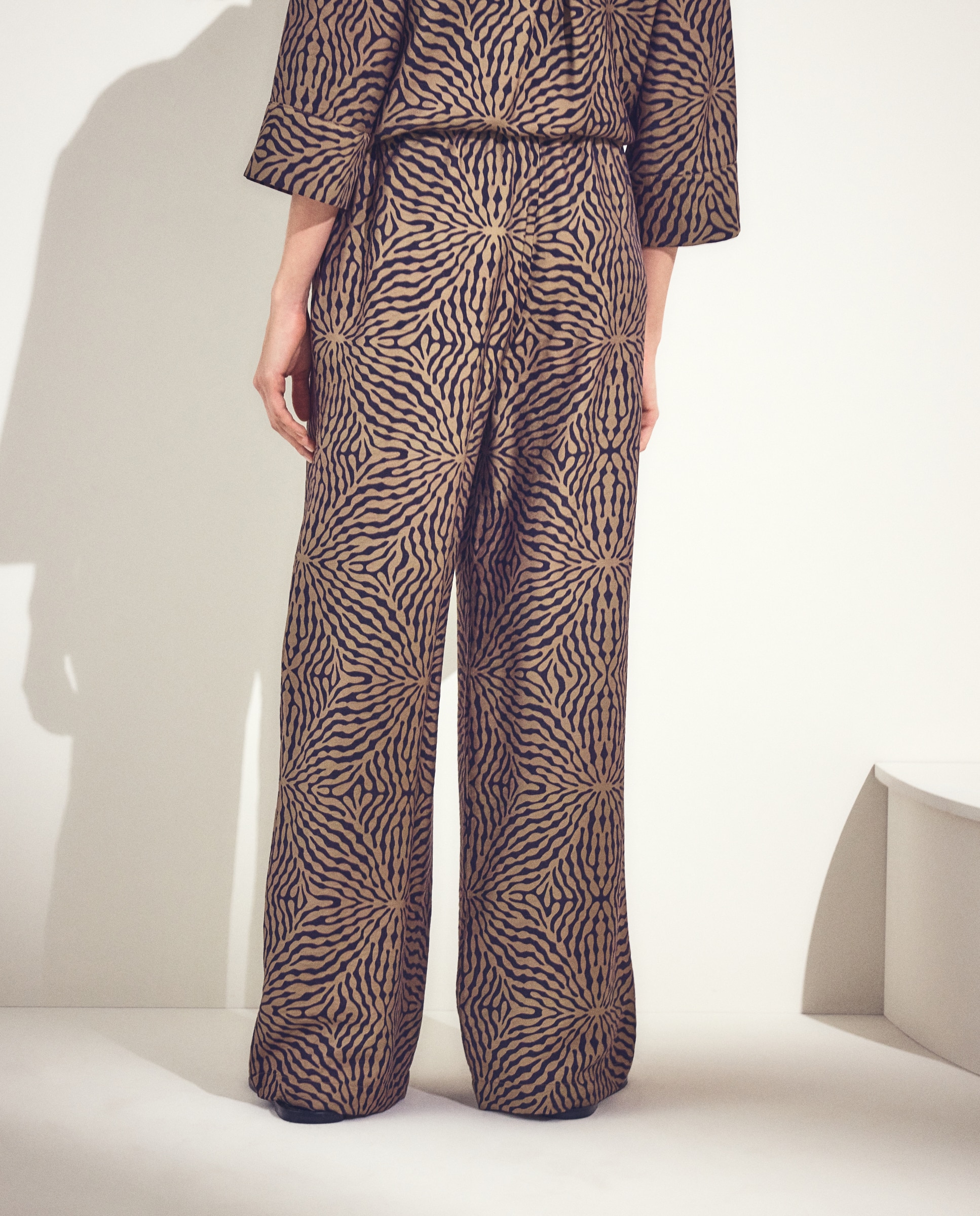 Pantalón estilo pijama de mujer en color liso - Woman El Corte Inglés - 120 Crudo Verde-3