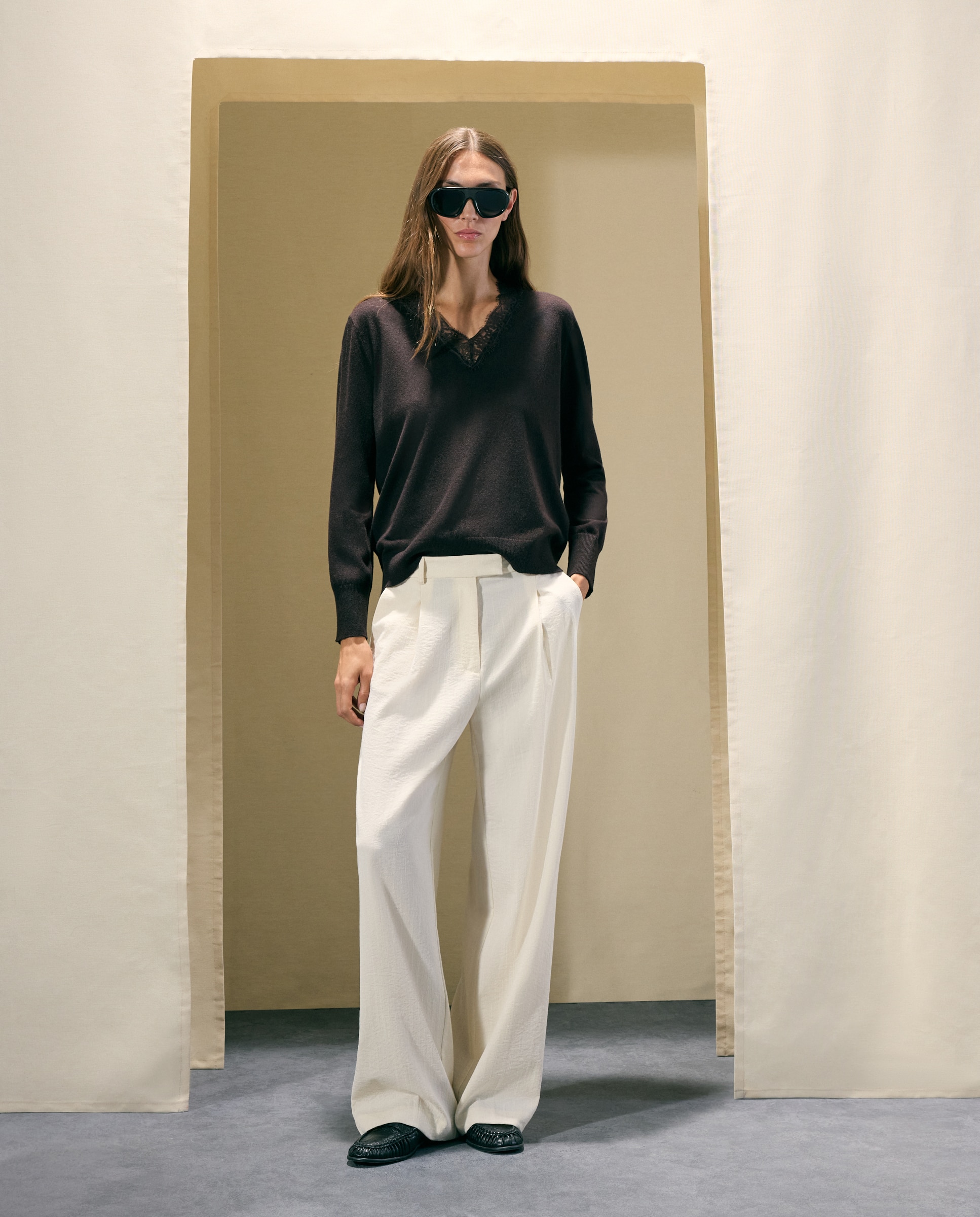 Jersey de mujer con cuello pico y blonda - Woman El Corte Inglés - Marrón Marrón-1
