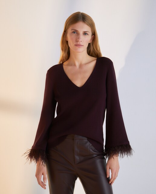 Jersey de mujer con plumas y escote pico