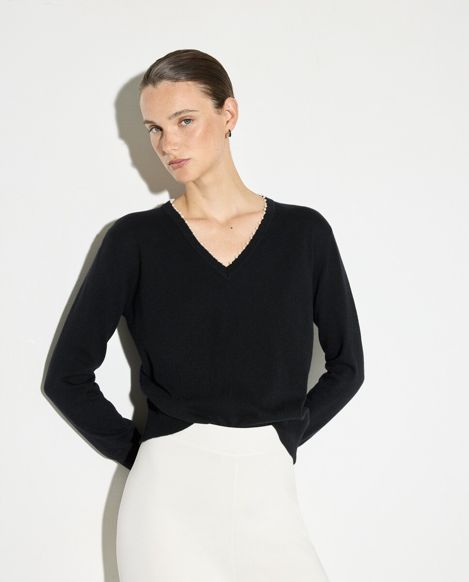 Camisola de Malha com Decote em Bico e Pérolas no Decote Preto-2
