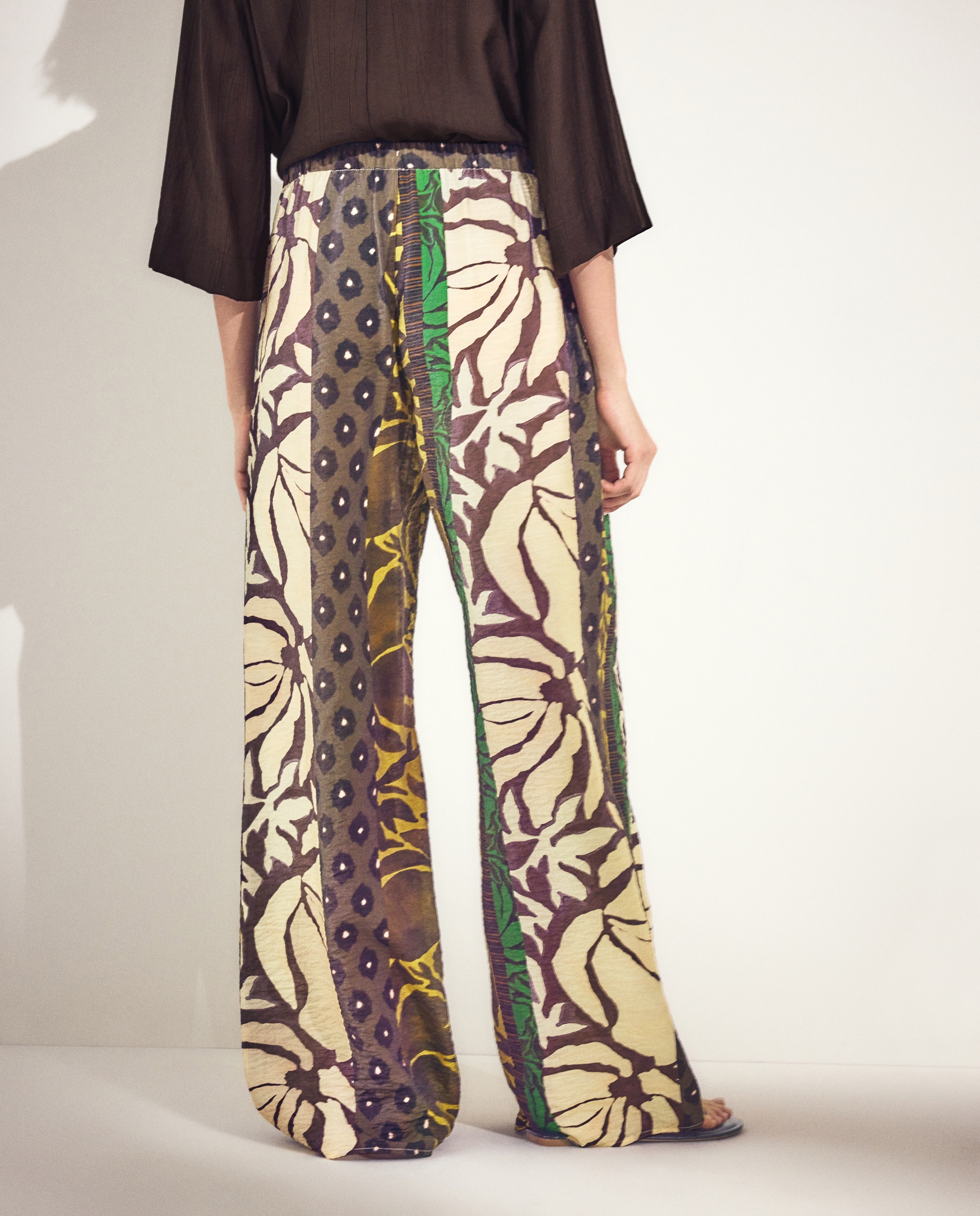 Pantalón de mujer con print multi floral - Woman El Corte Inglés - Rojo Verde-3