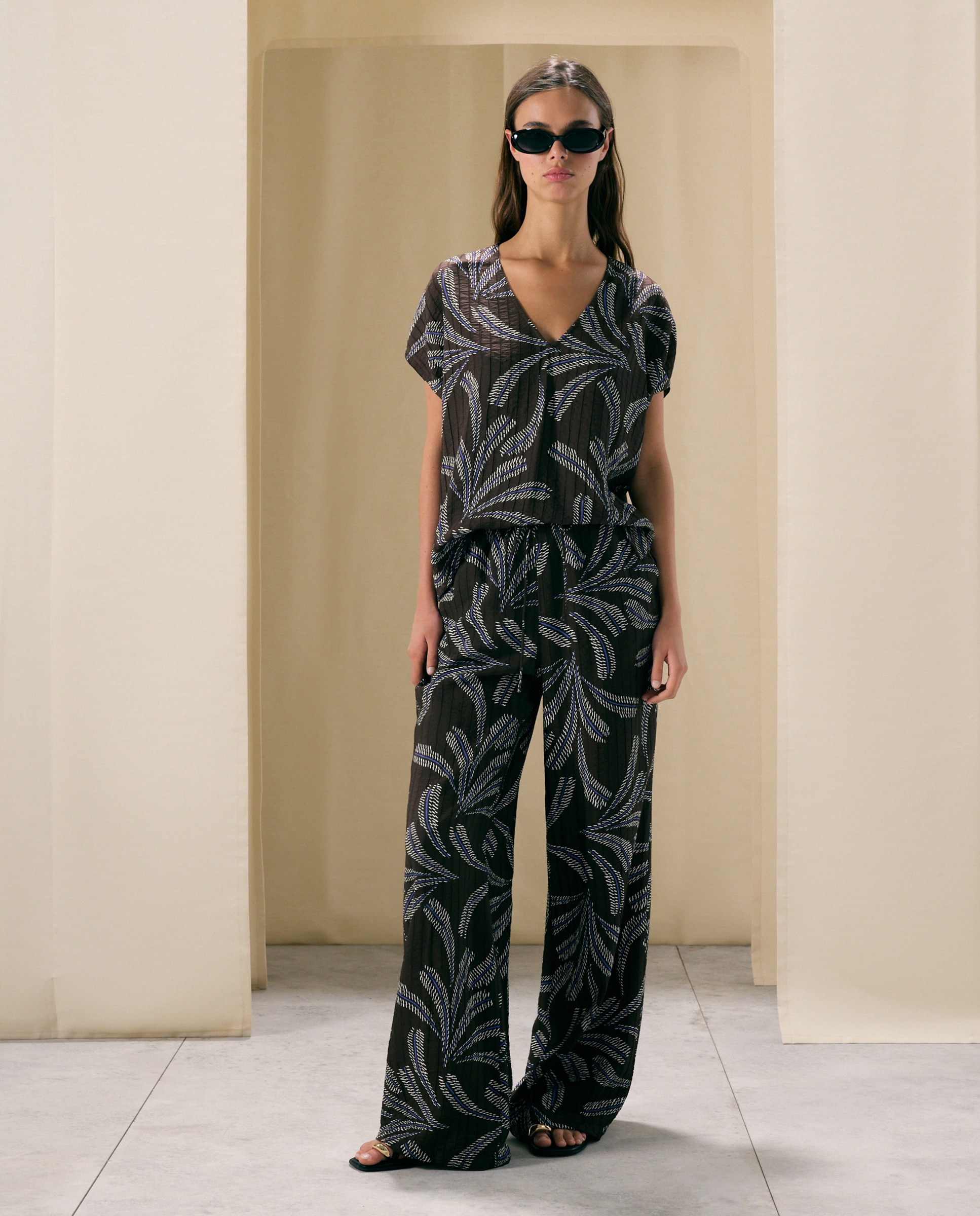 Imagen 0 de Pantalón ancho de mujer estilo pijamero Marrón