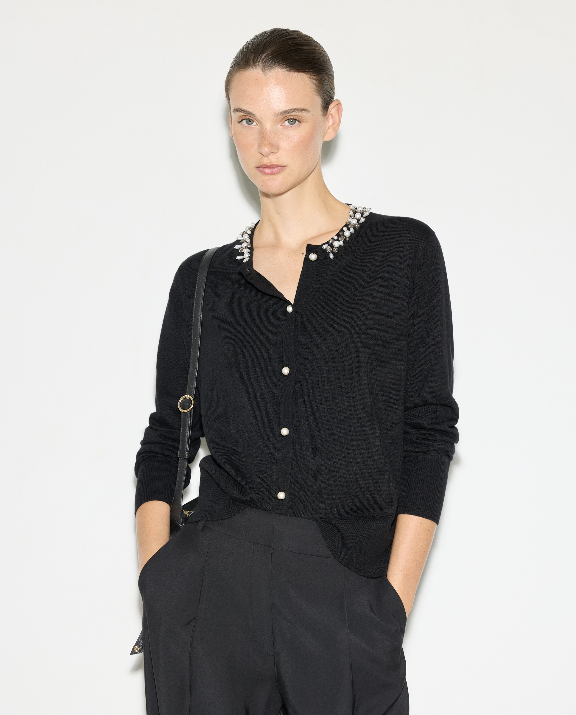 Casaco com Decote de Pedraria Preto-1