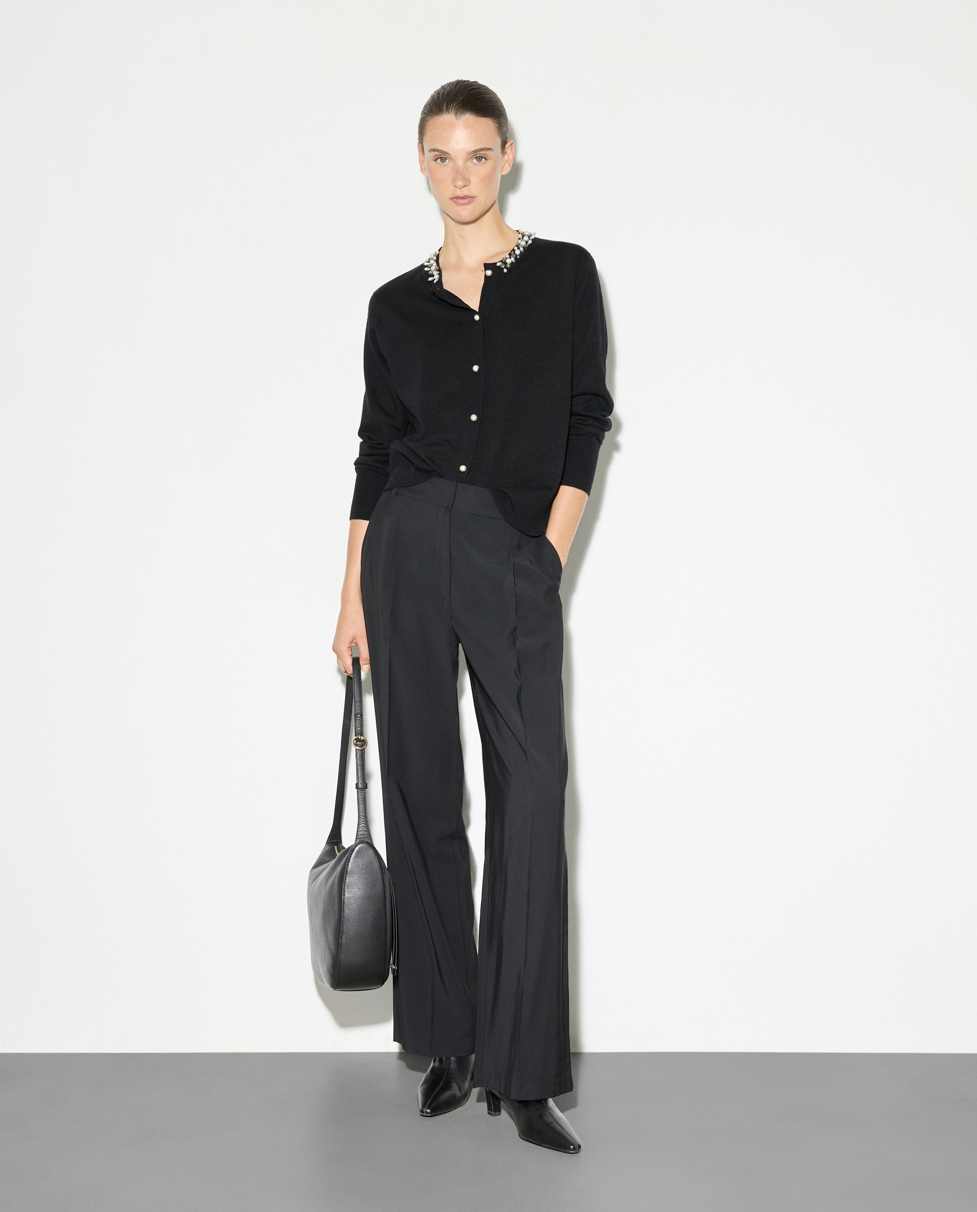 Casaco com Decote de Pedraria Preto-2