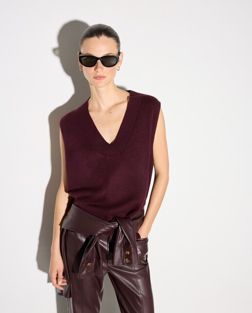 Imagen 0 de Chaleco de mujer de punto grueso y cuello en pico cerrado