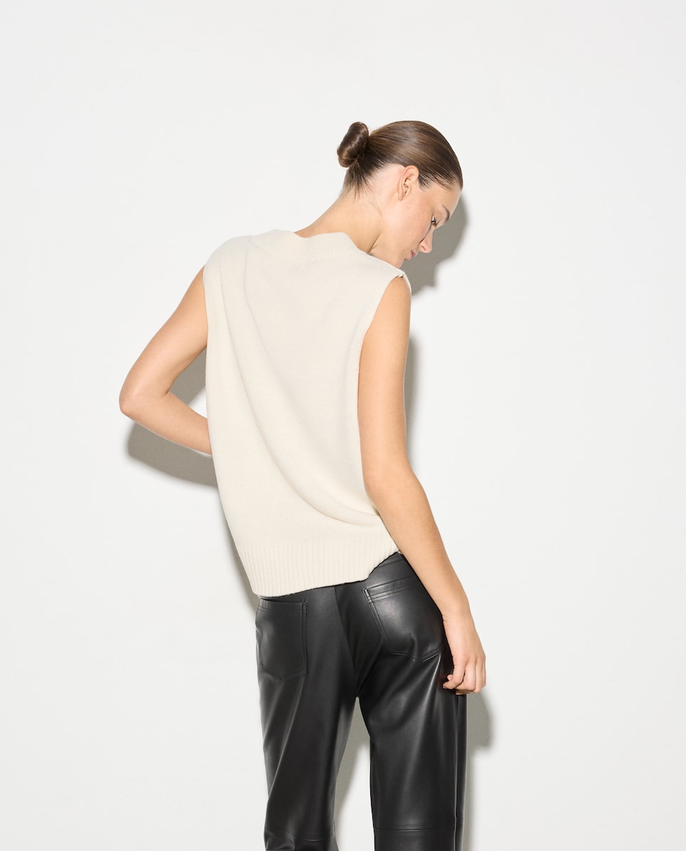 Chaleco de mujer de punto grueso y cuello en pico cerrado · Woman