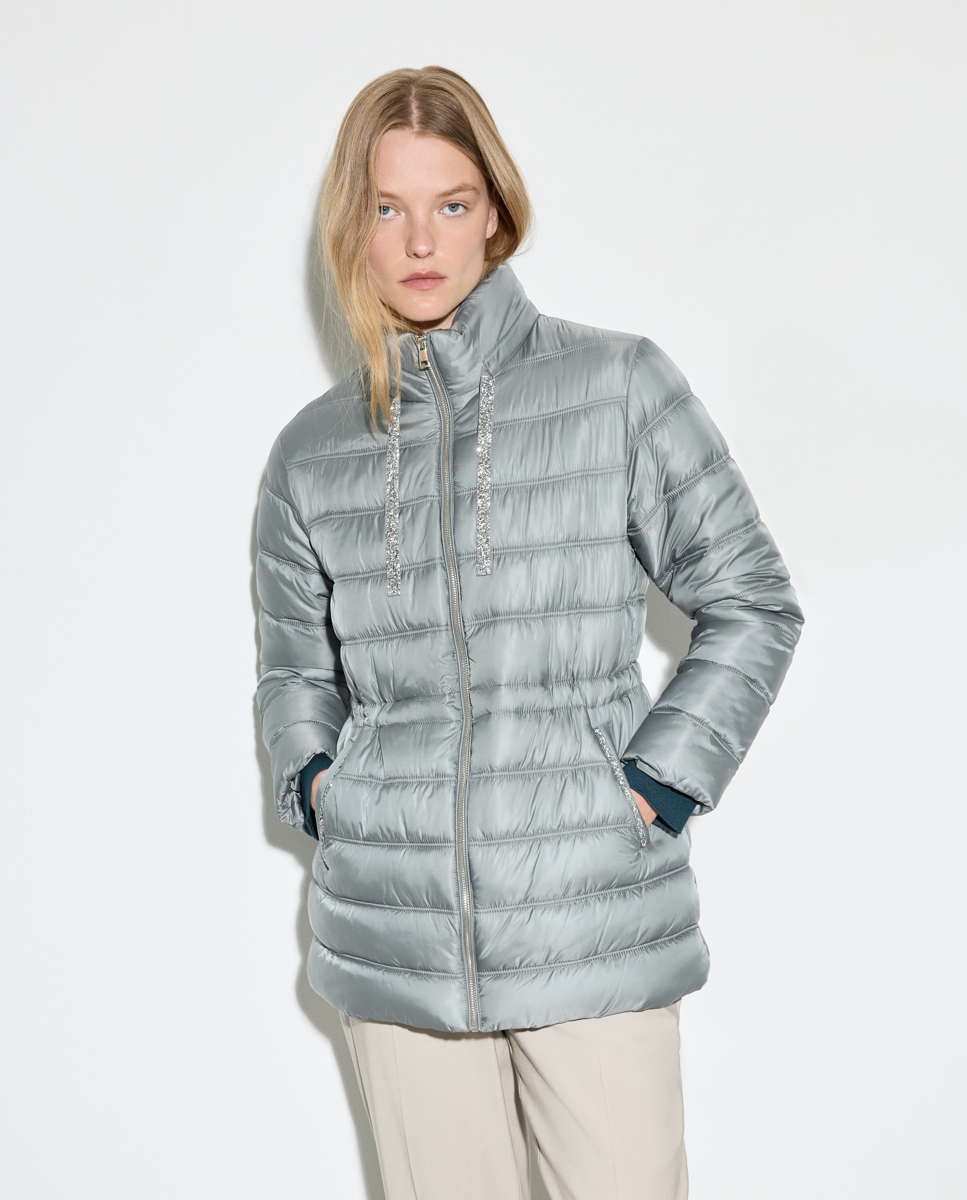 Imagem 0 de Sobretudo Liso com Detalhes de Joia.