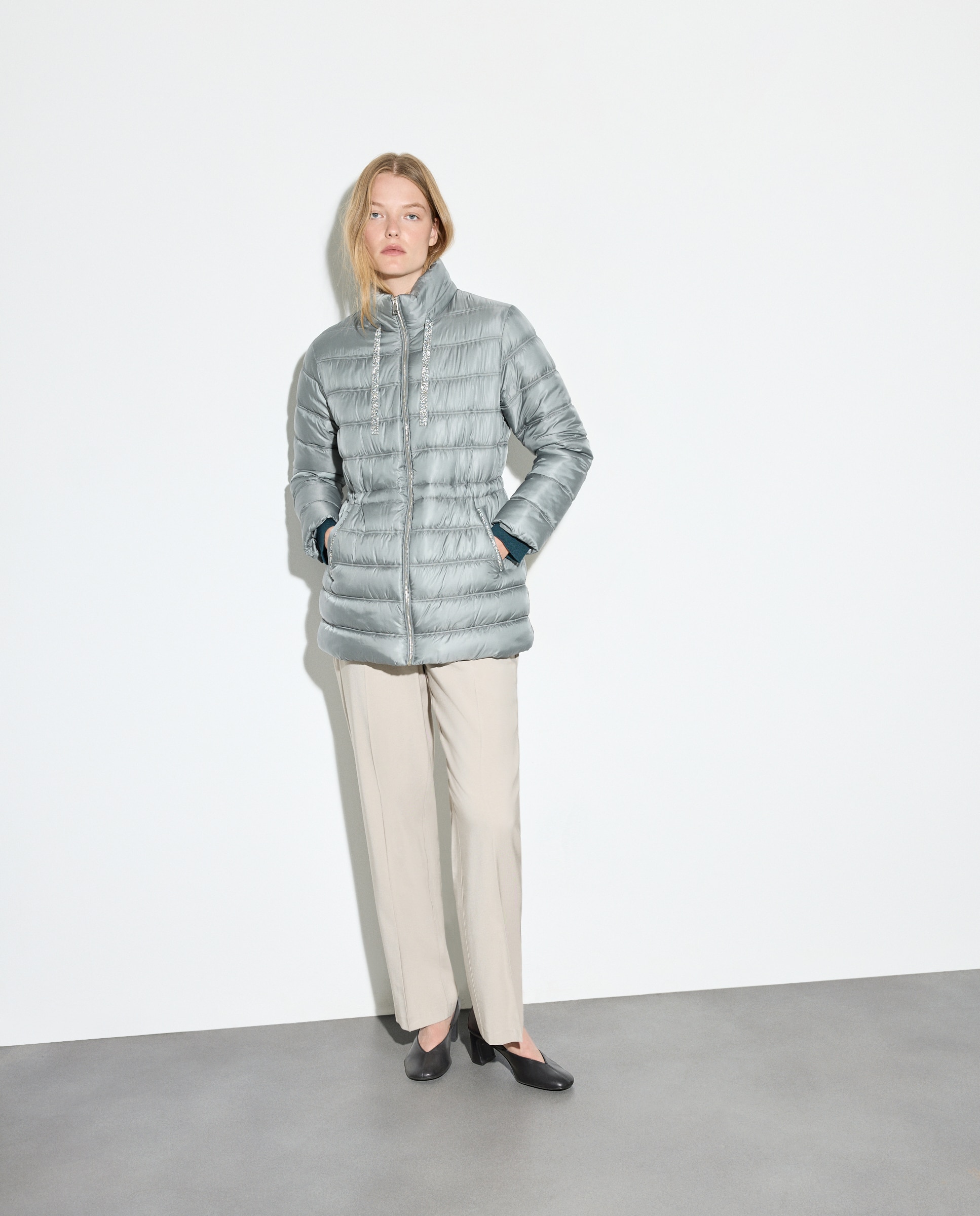 Sobretudo Liso com Detalhes de Joia. Sabão-2