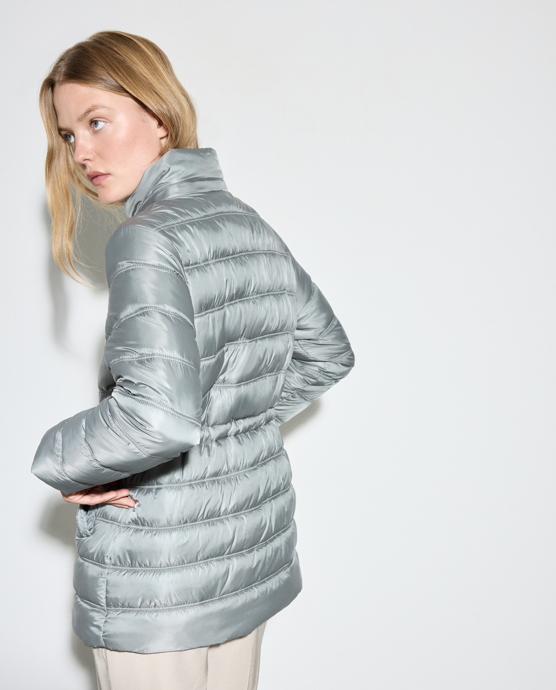 Sobretudo Liso com Detalhes de Joia. Sabão-3