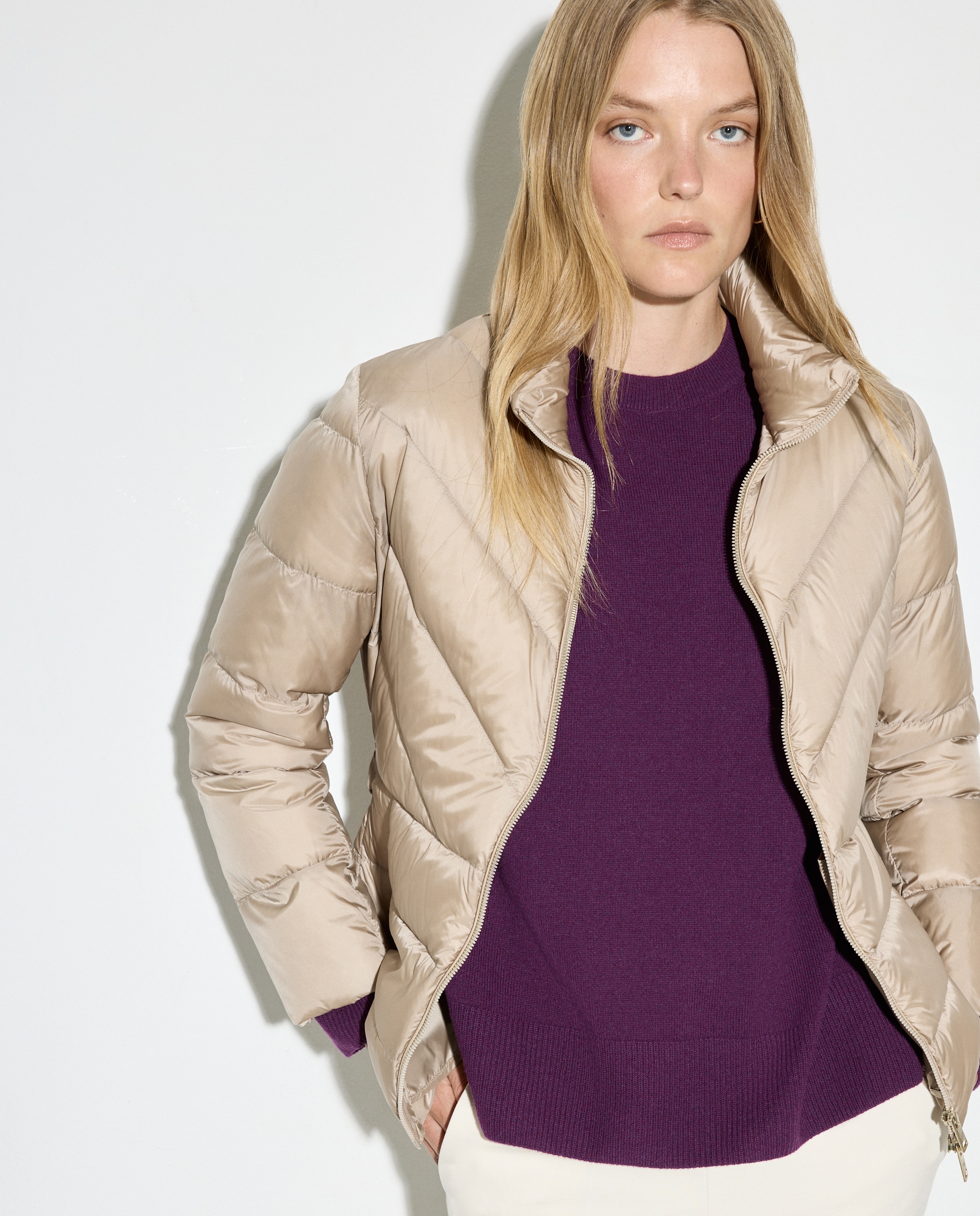 Blusão acolchoado curto liso de mulher Bege-4