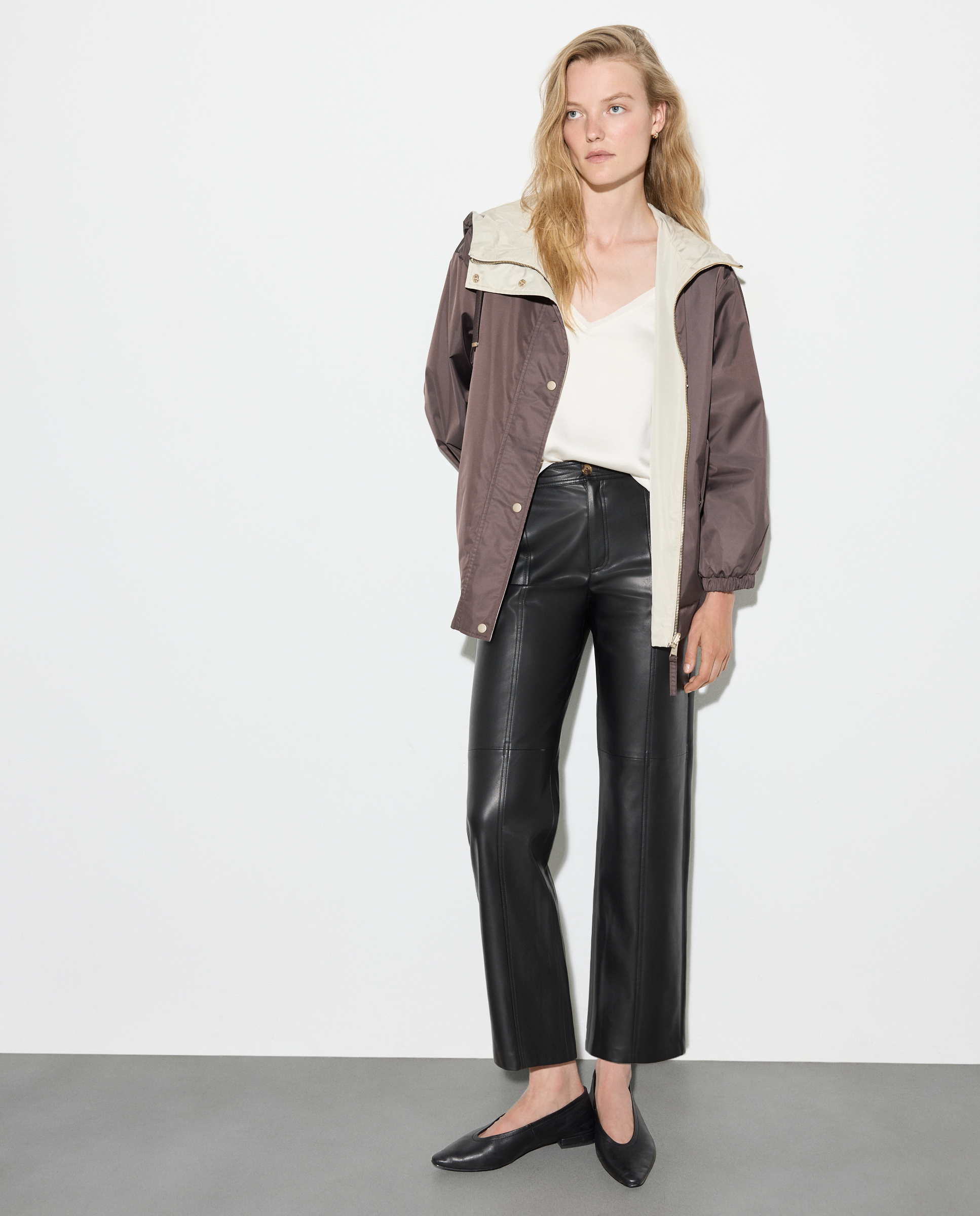 Imagen 0 de Chubasquero liso corto de mujer