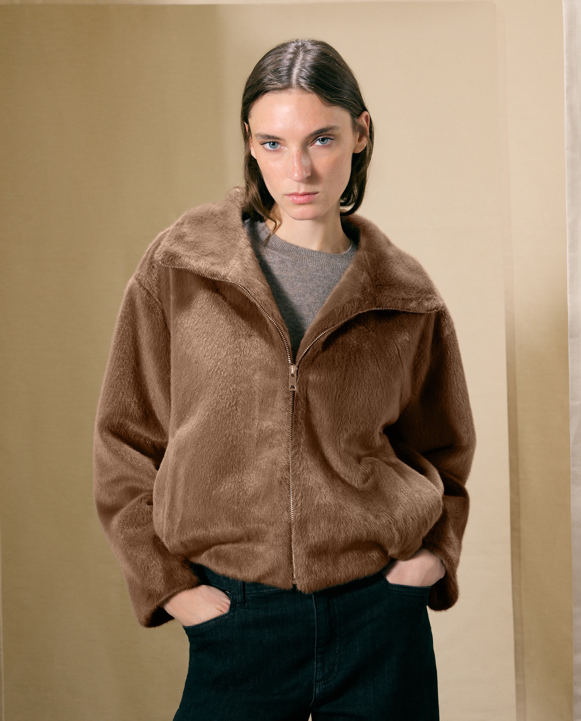 Imagen 1 de Chaquetón tipo bomber de mujer con detalle de pelo Visón oscuro