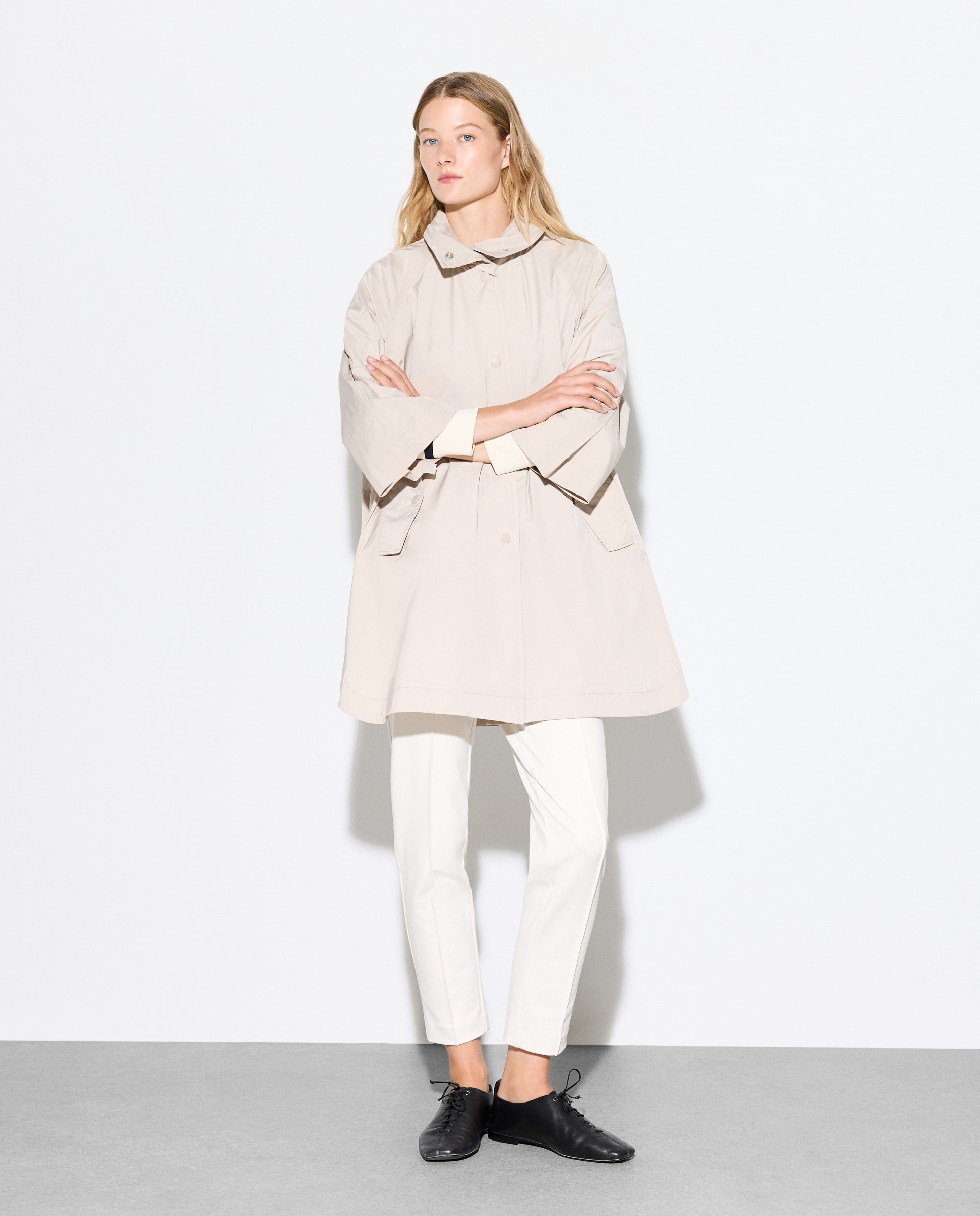 Capa de Chuva Lisa Curta Bege-1