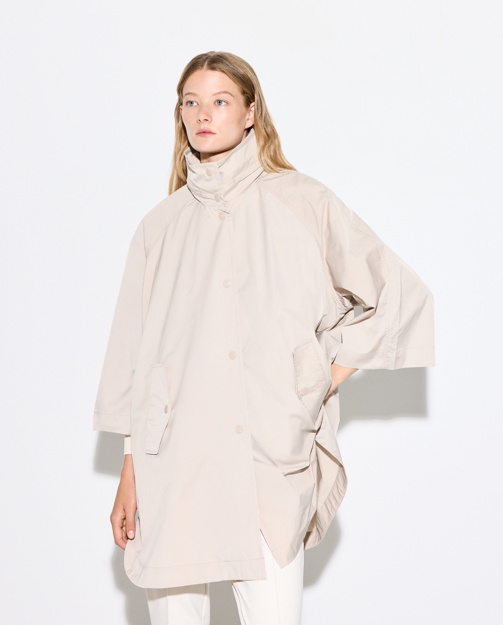 Capa de Chuva Lisa Curta Bege-3