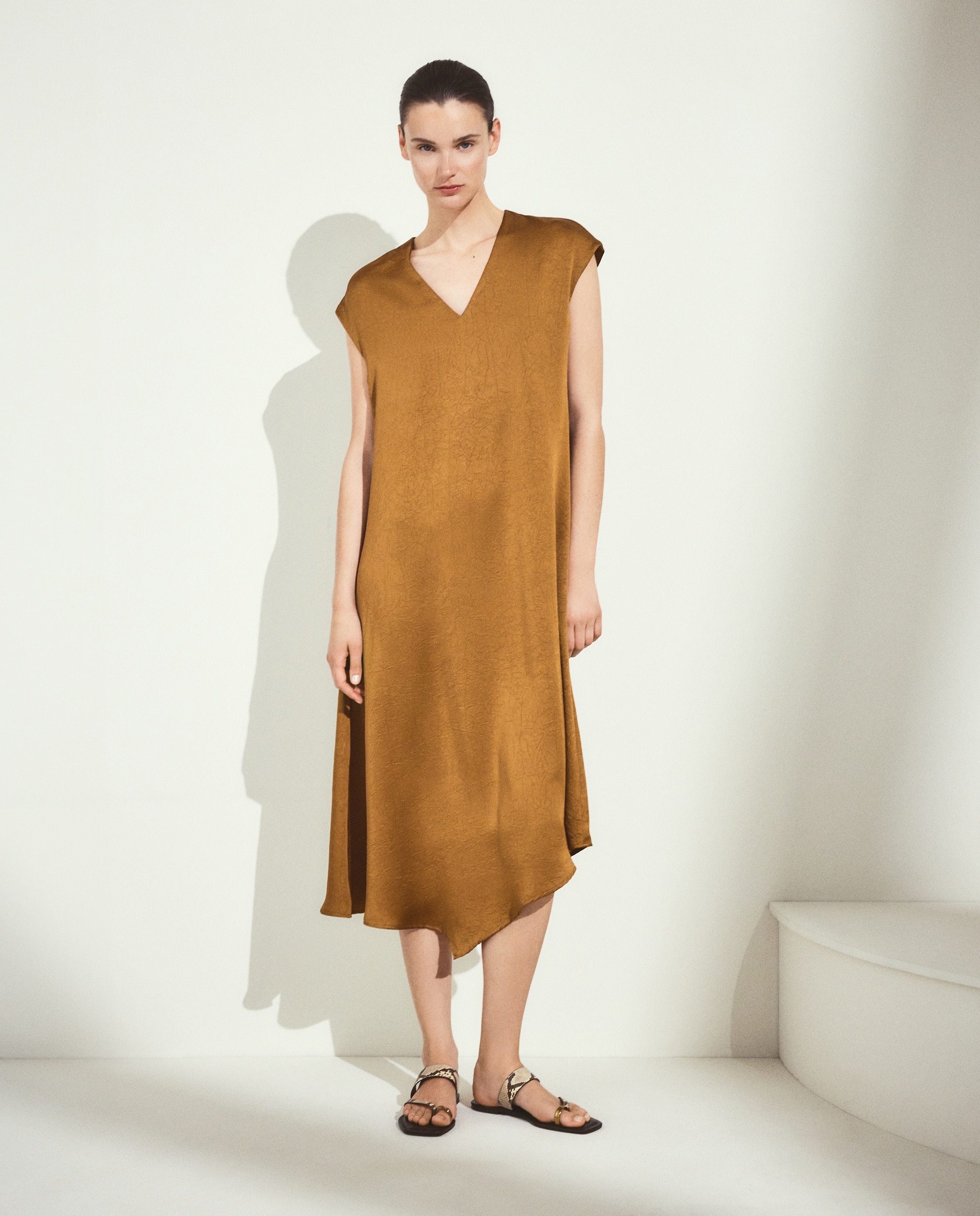 Vestido sem Mangas em Cetim Enrugado 371 Óleo-5