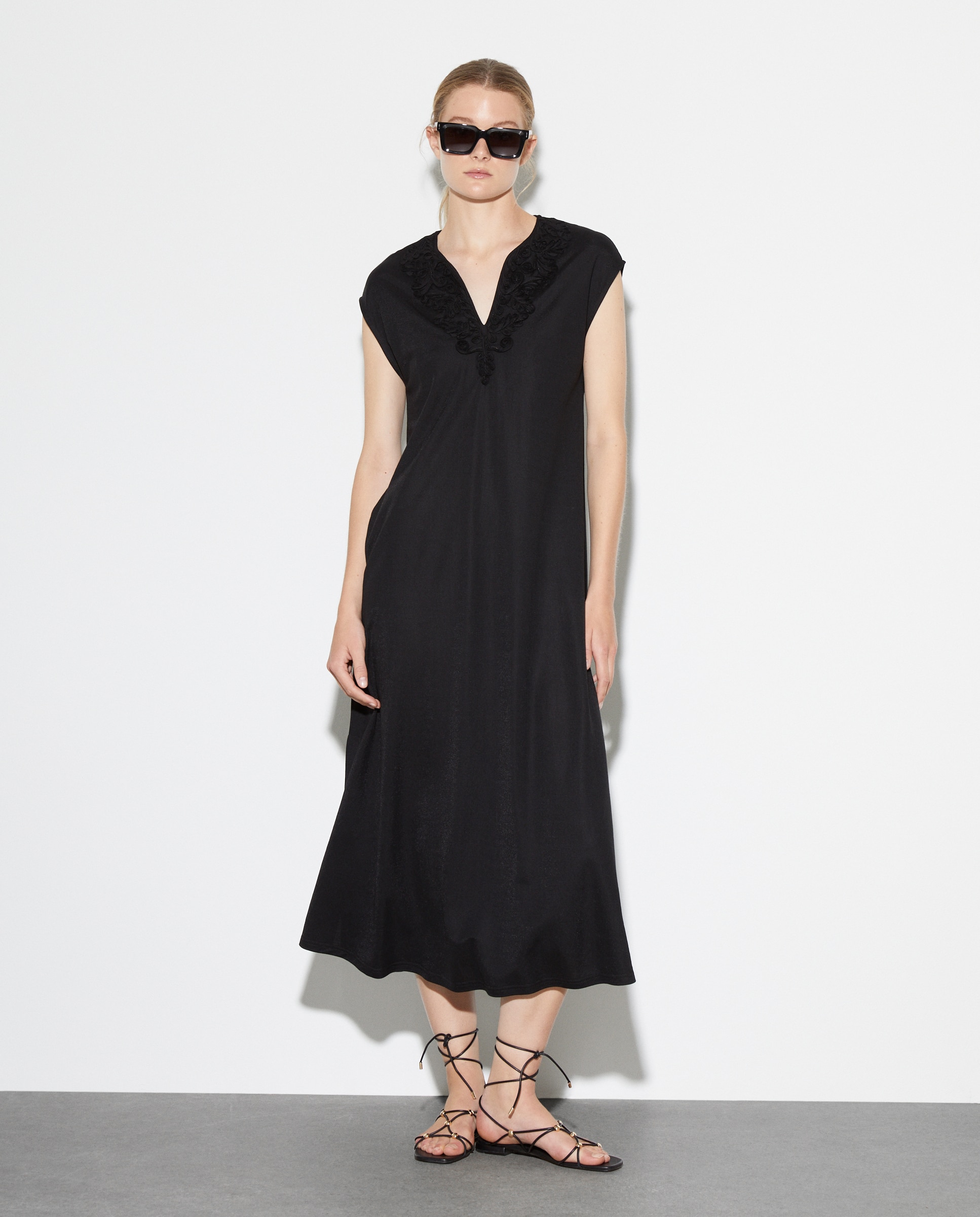 Vestido de manga curta e decote em bico Preto-1