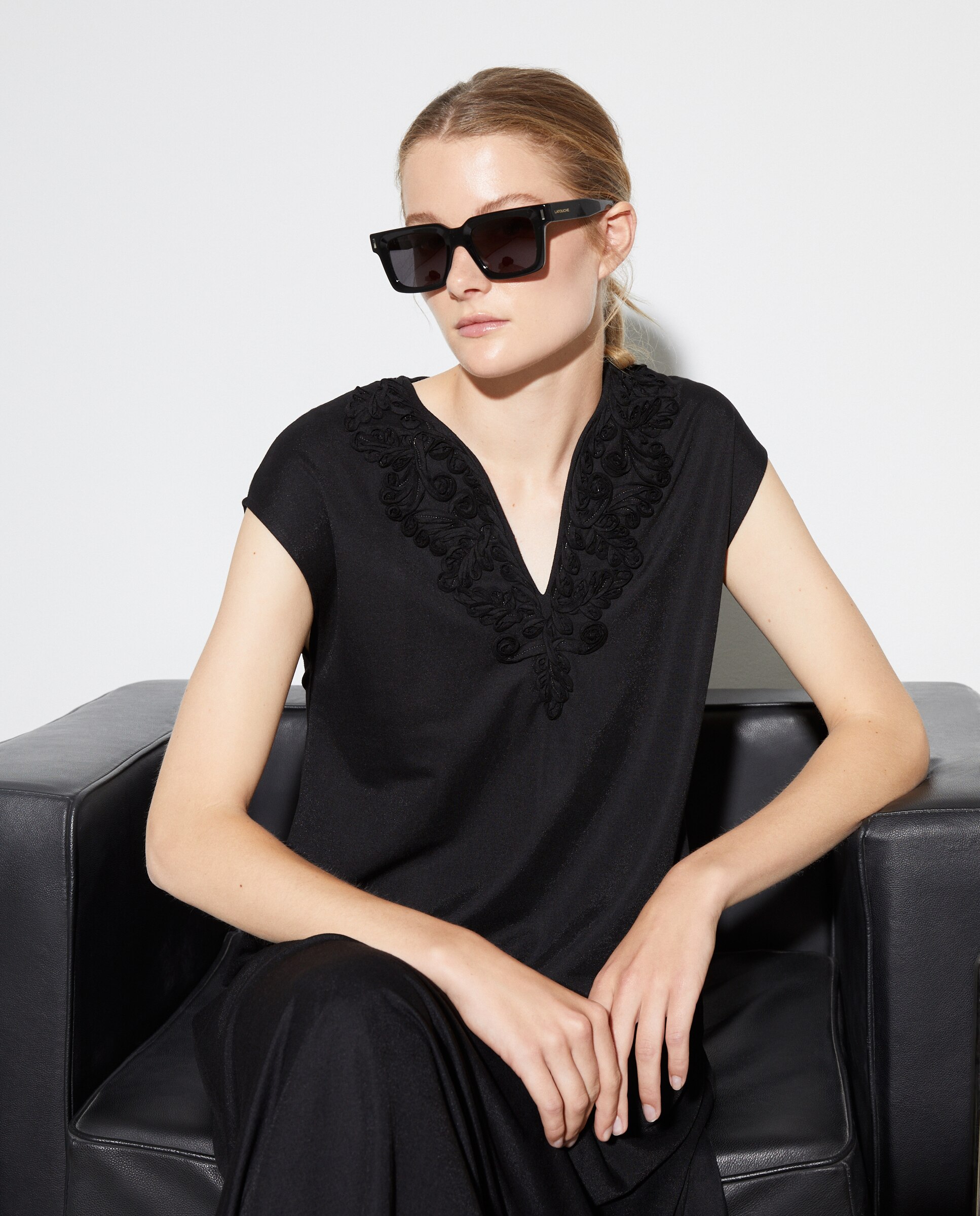 Vestido de manga curta e decote em bico Preto-5