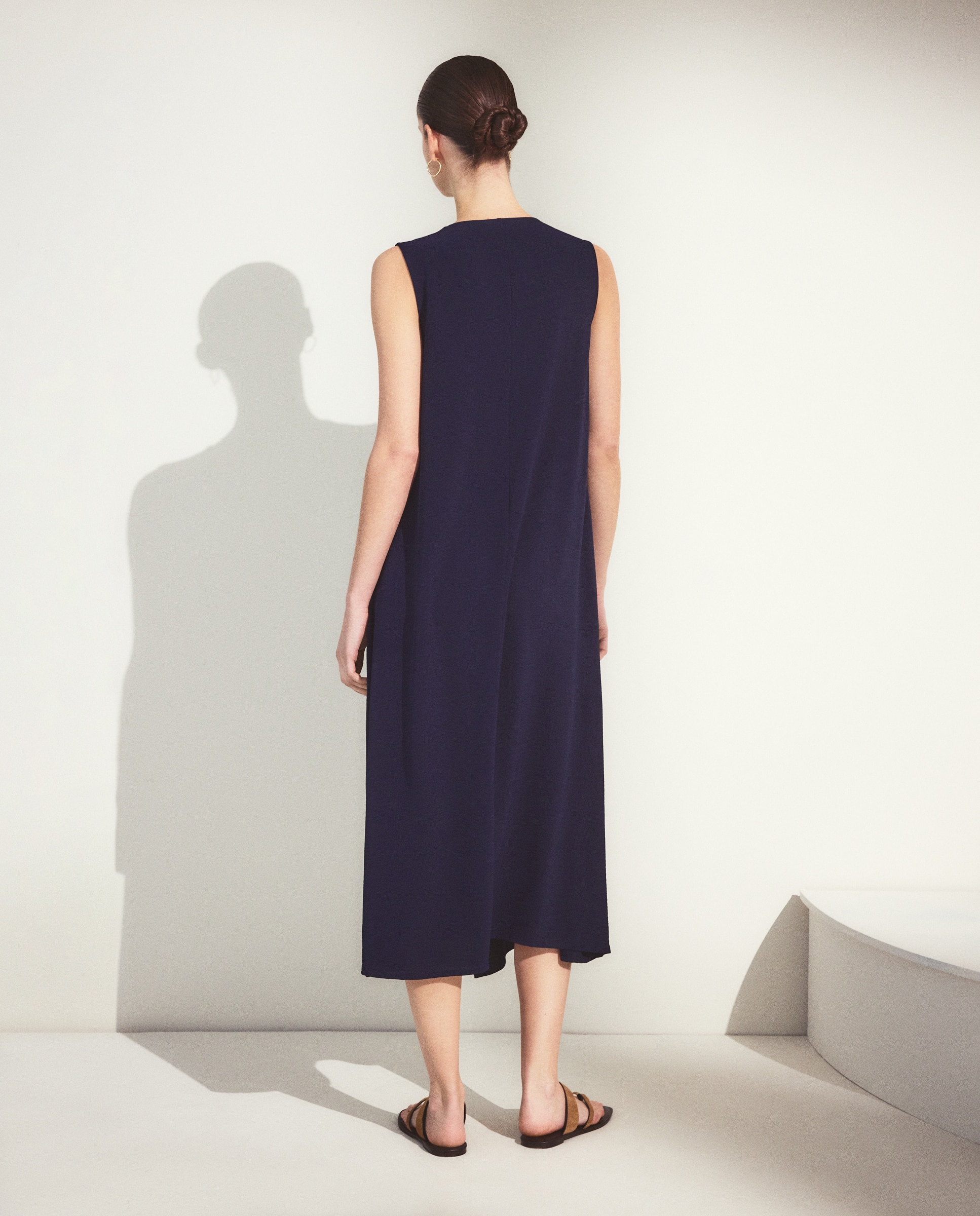 Vestido Liso sem Mangas e com Folho Central Azul-marinho-3