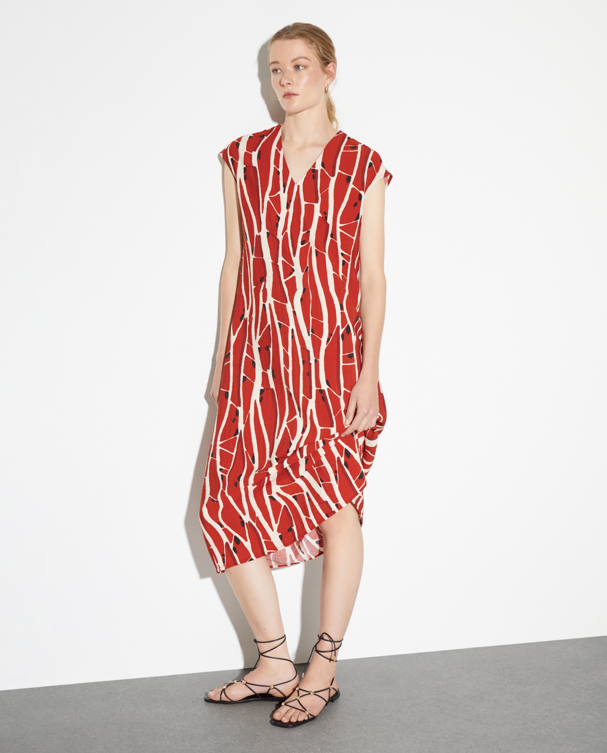 Vestido Comprido sem Mangas e com Decote em Bico Vermelho-2