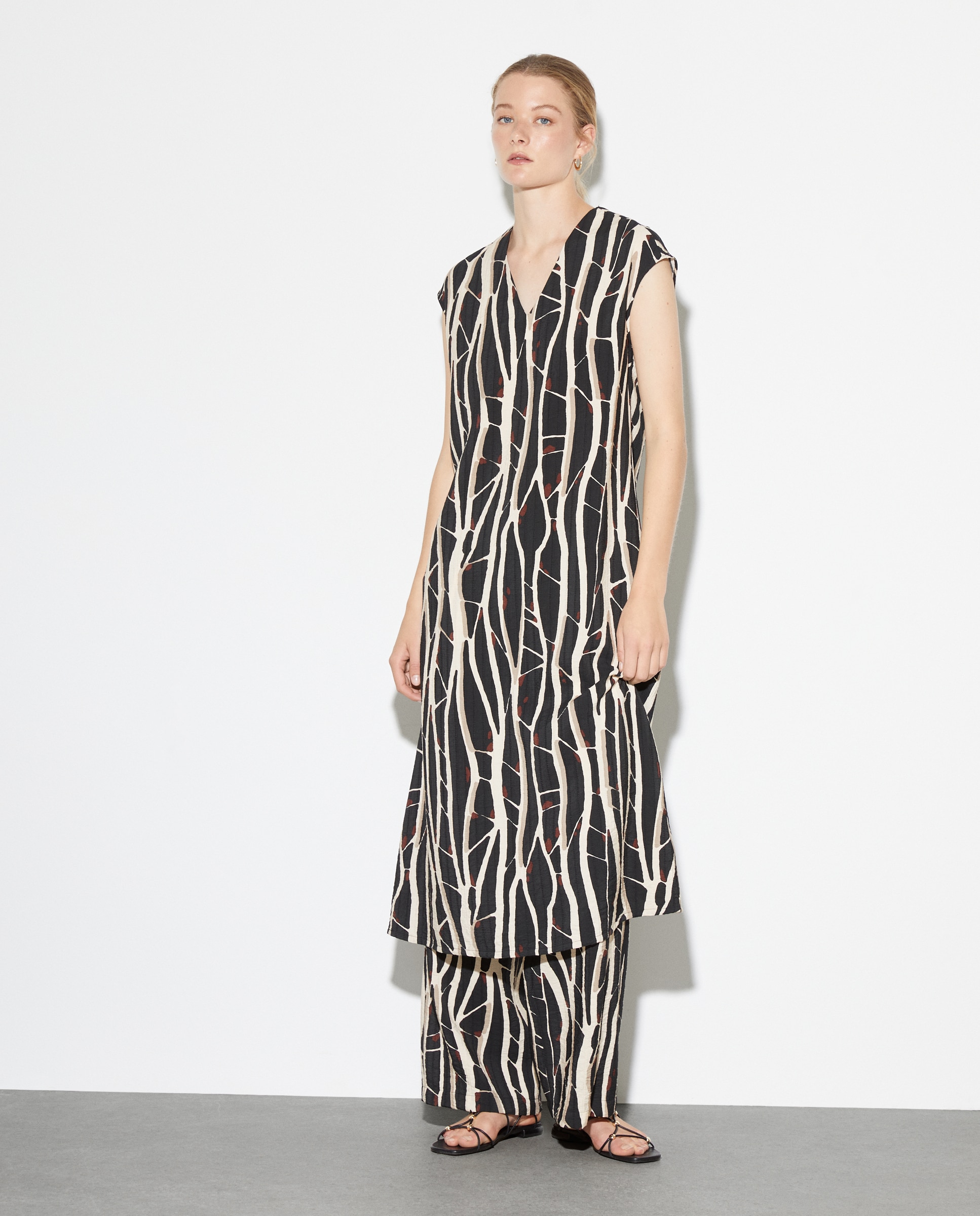 Imagem 0 de Vestido Comprido sem Mangas e com Decote em Bico