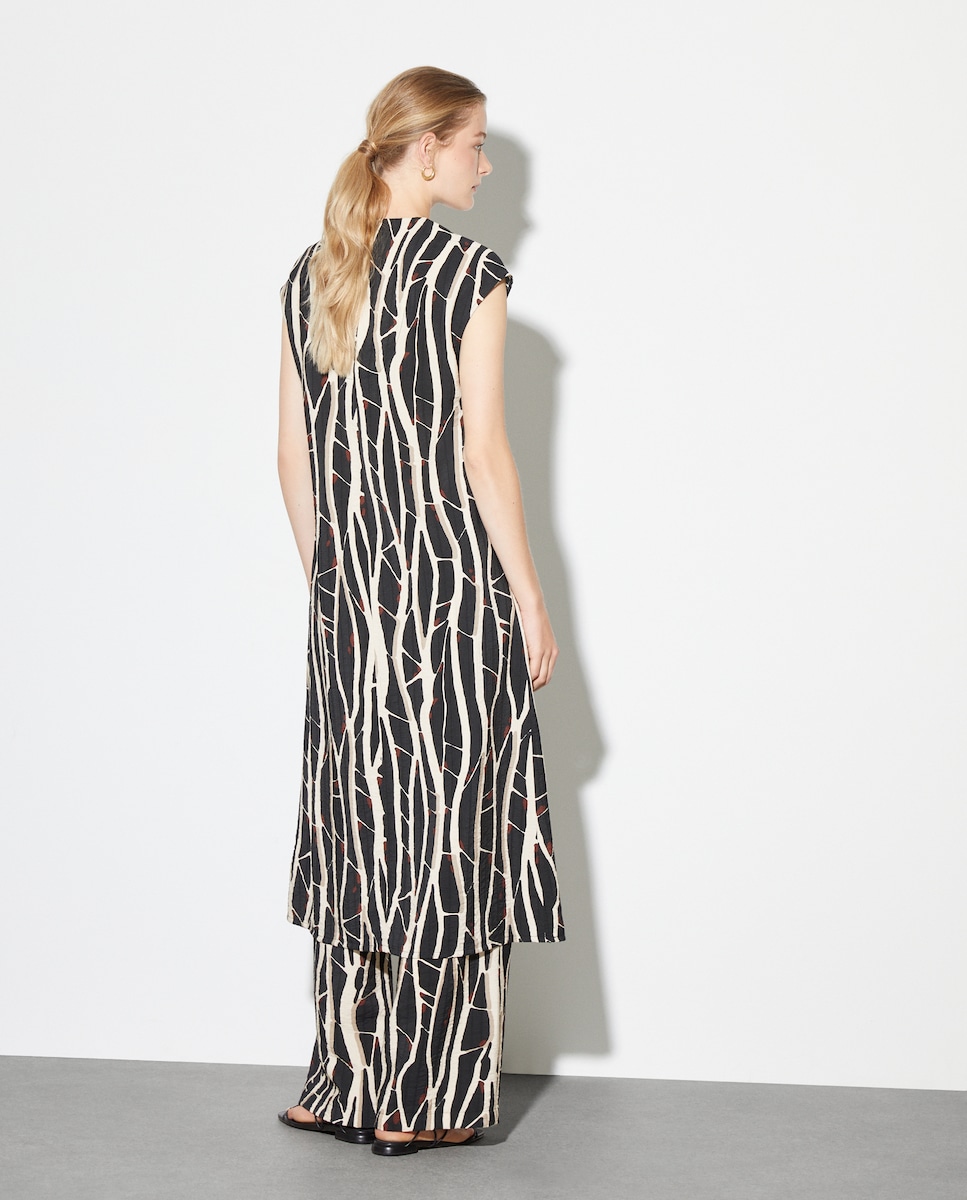 Vestido Comprido sem Mangas e com Decote em Bico Preto-3