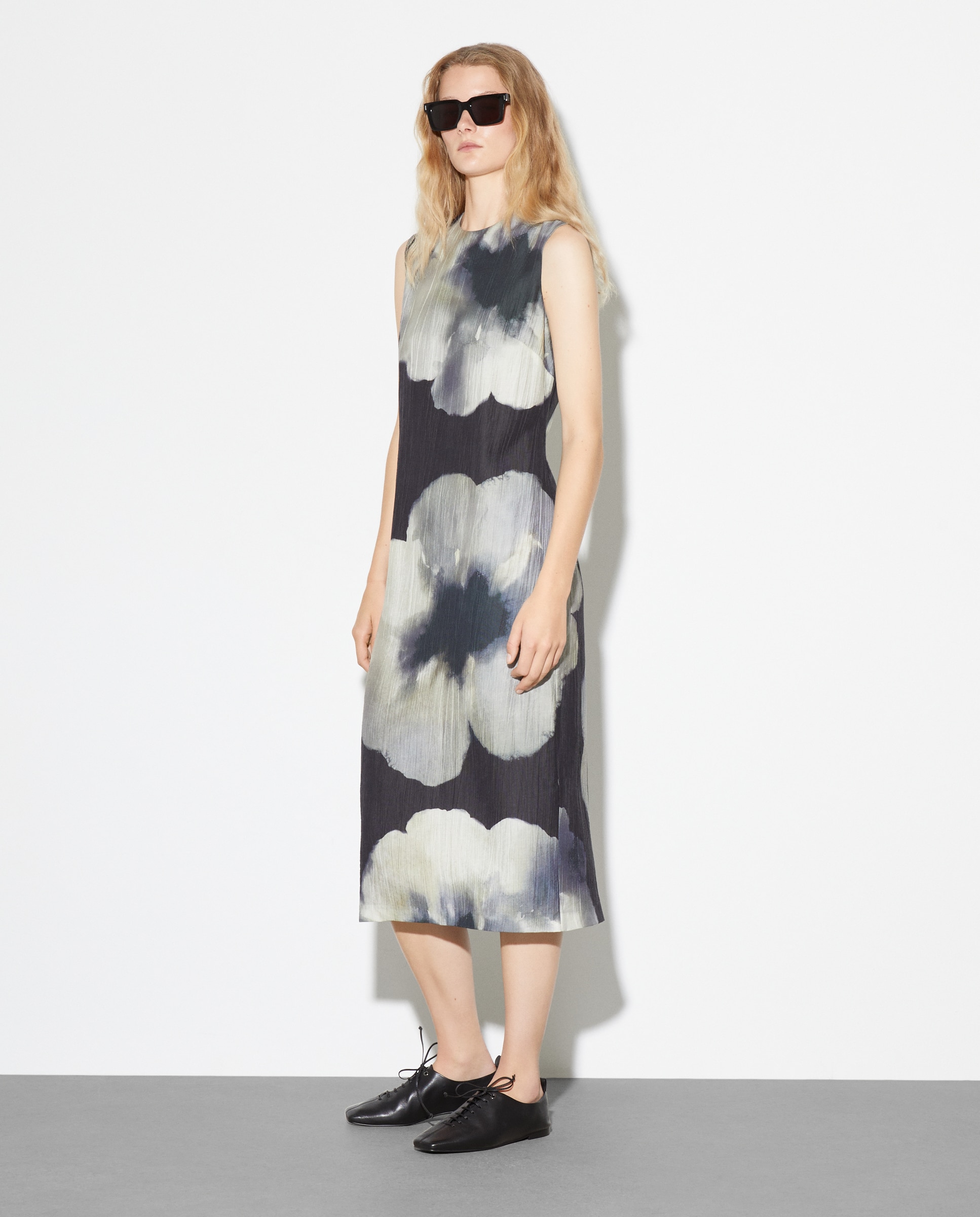 Vestido sem mangas e com estampado floral Preto-1