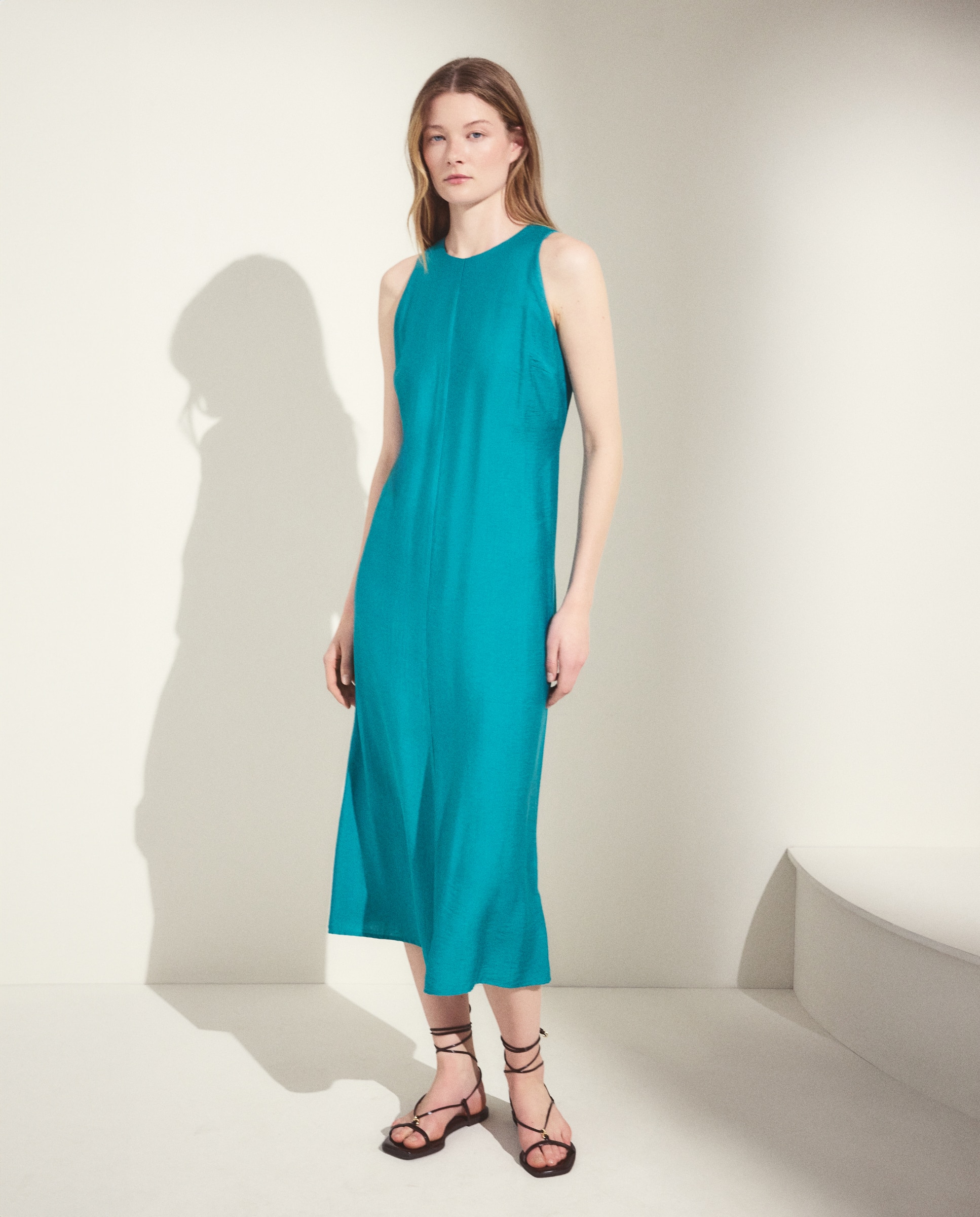 Imagem 0 de Vestido Midi sem Mangas e com Decote Redondo