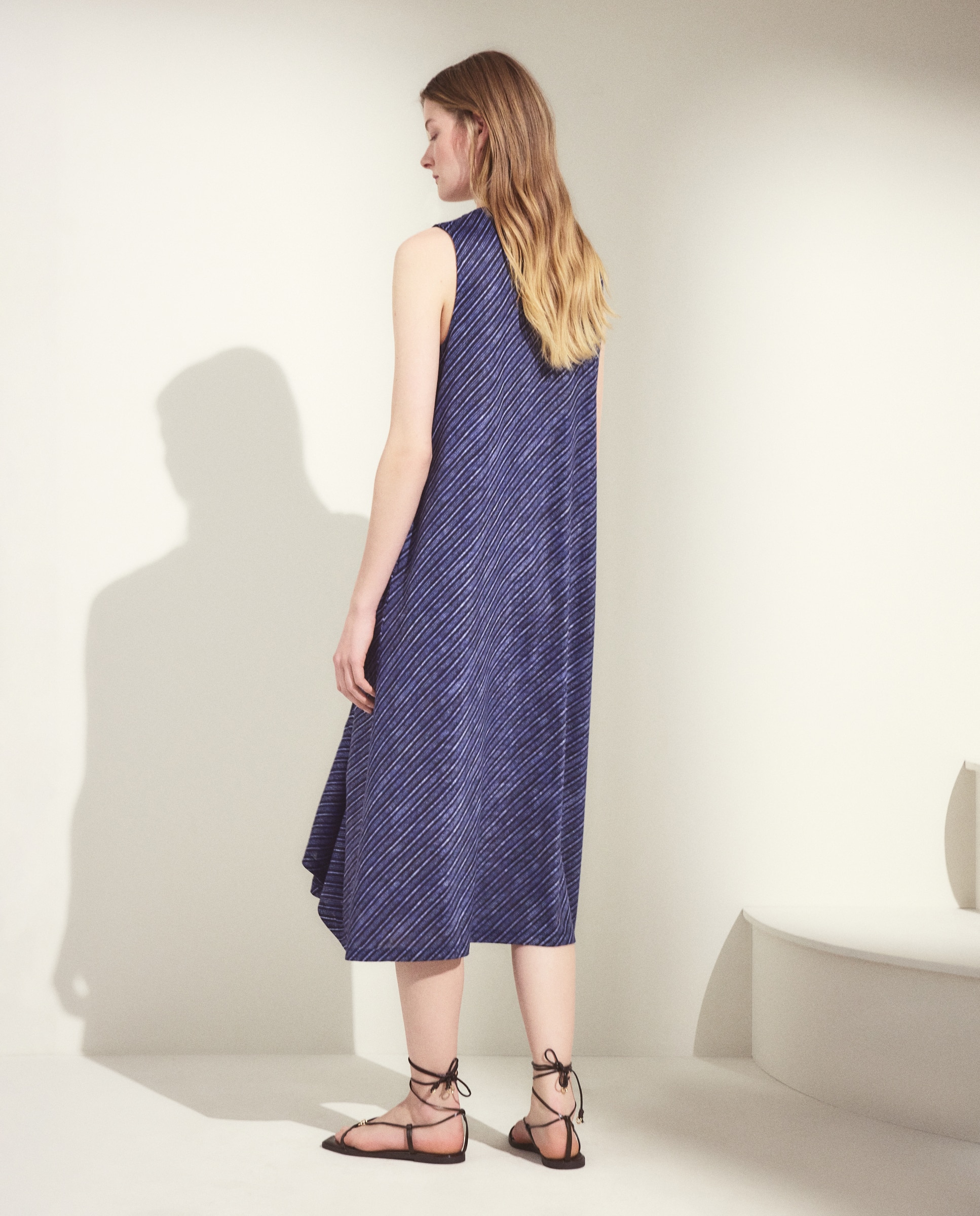 Vestido sem Mangas e com Folho Central Azul-3