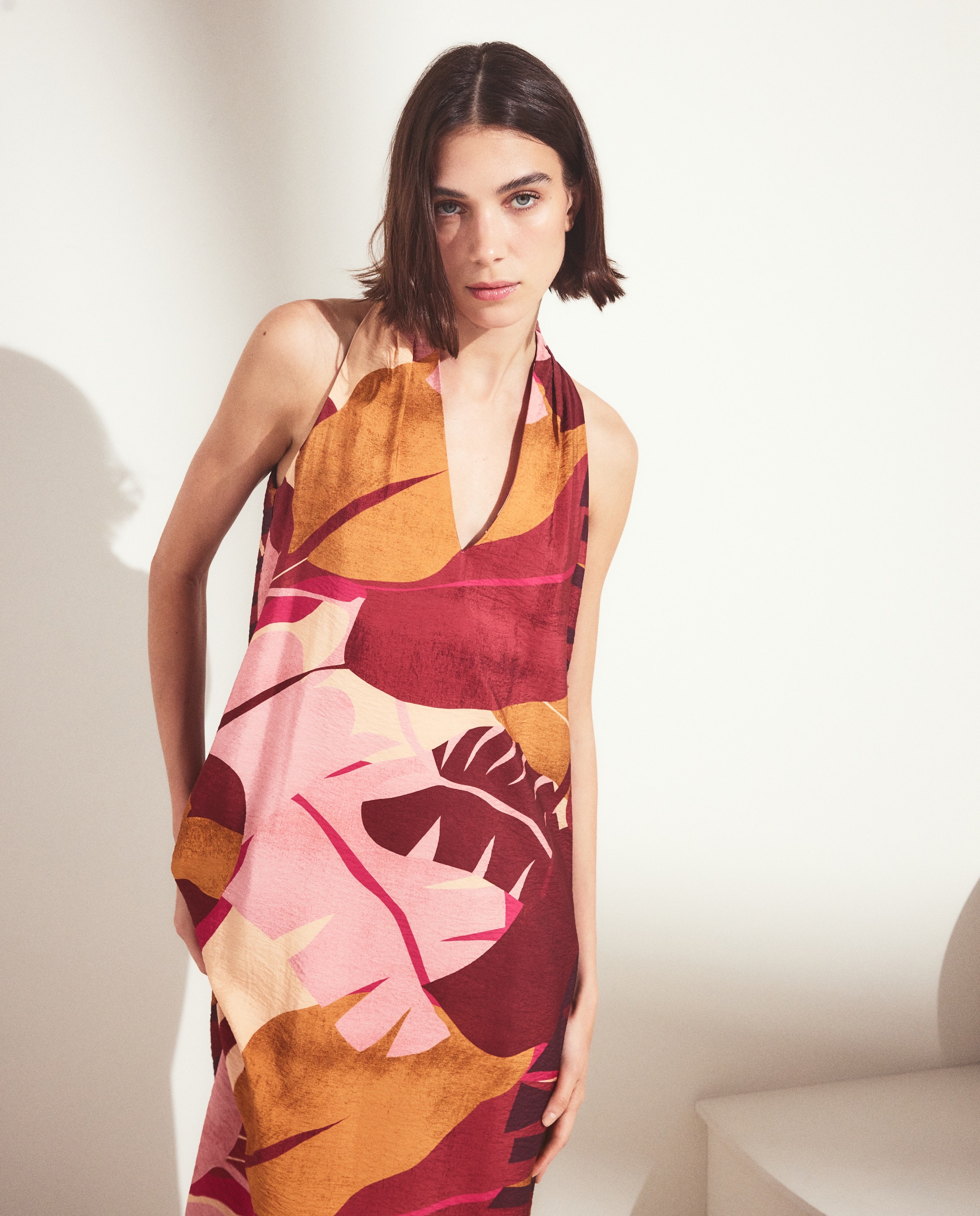 Vestido Comprido sem Mangas e com Gola Halter Rosa-2