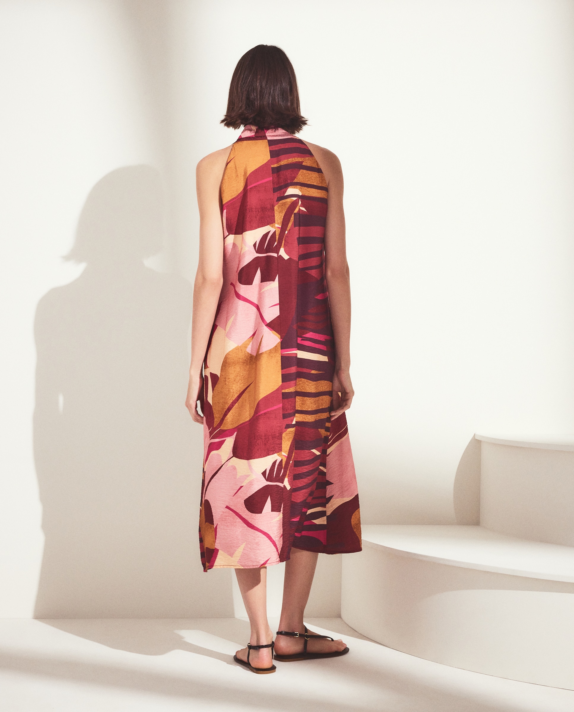 Vestido Comprido sem Mangas e com Gola Halter Rosa-3