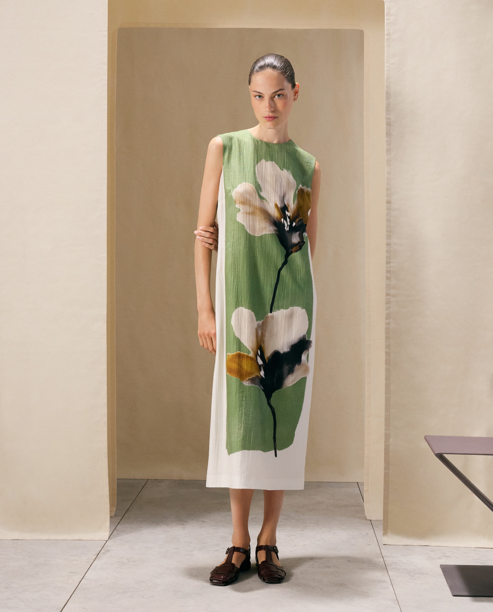 Imagem 0 de Vestido Midi sem Mangas e com Estampado Floral Posicional