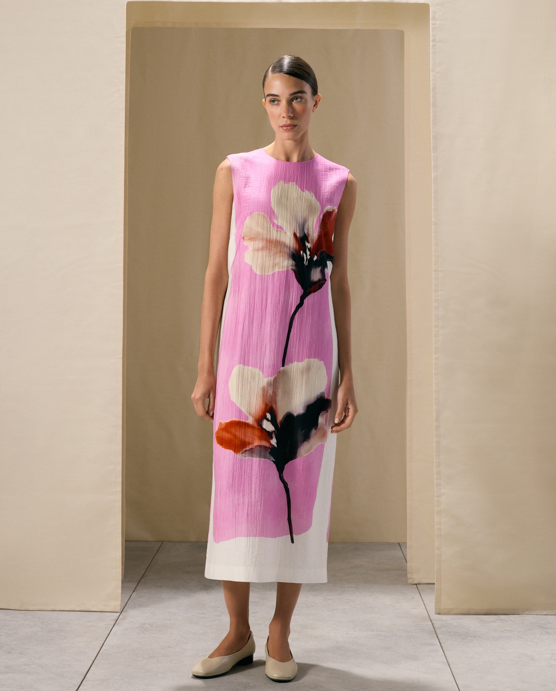 Vestido Midi sem Mangas e com Estampado Floral Posicional Rosa-2