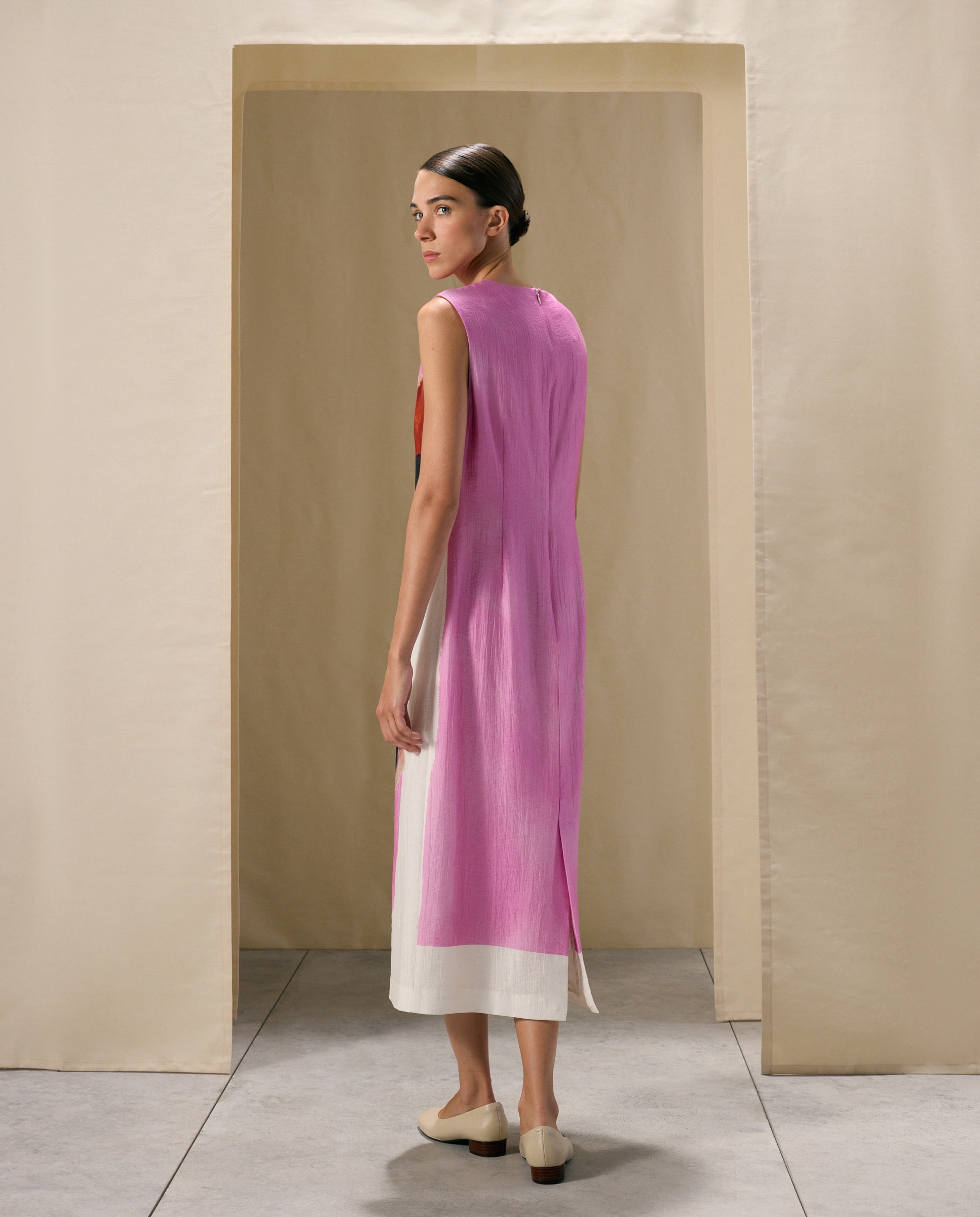 Vestido Midi sem Mangas e com Estampado Floral Posicional Rosa-3