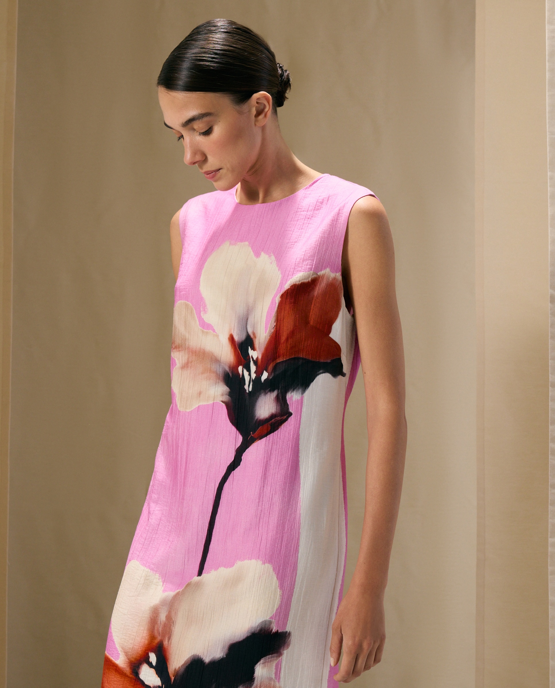 Vestido Midi sem Mangas e com Estampado Floral Posicional Rosa-4
