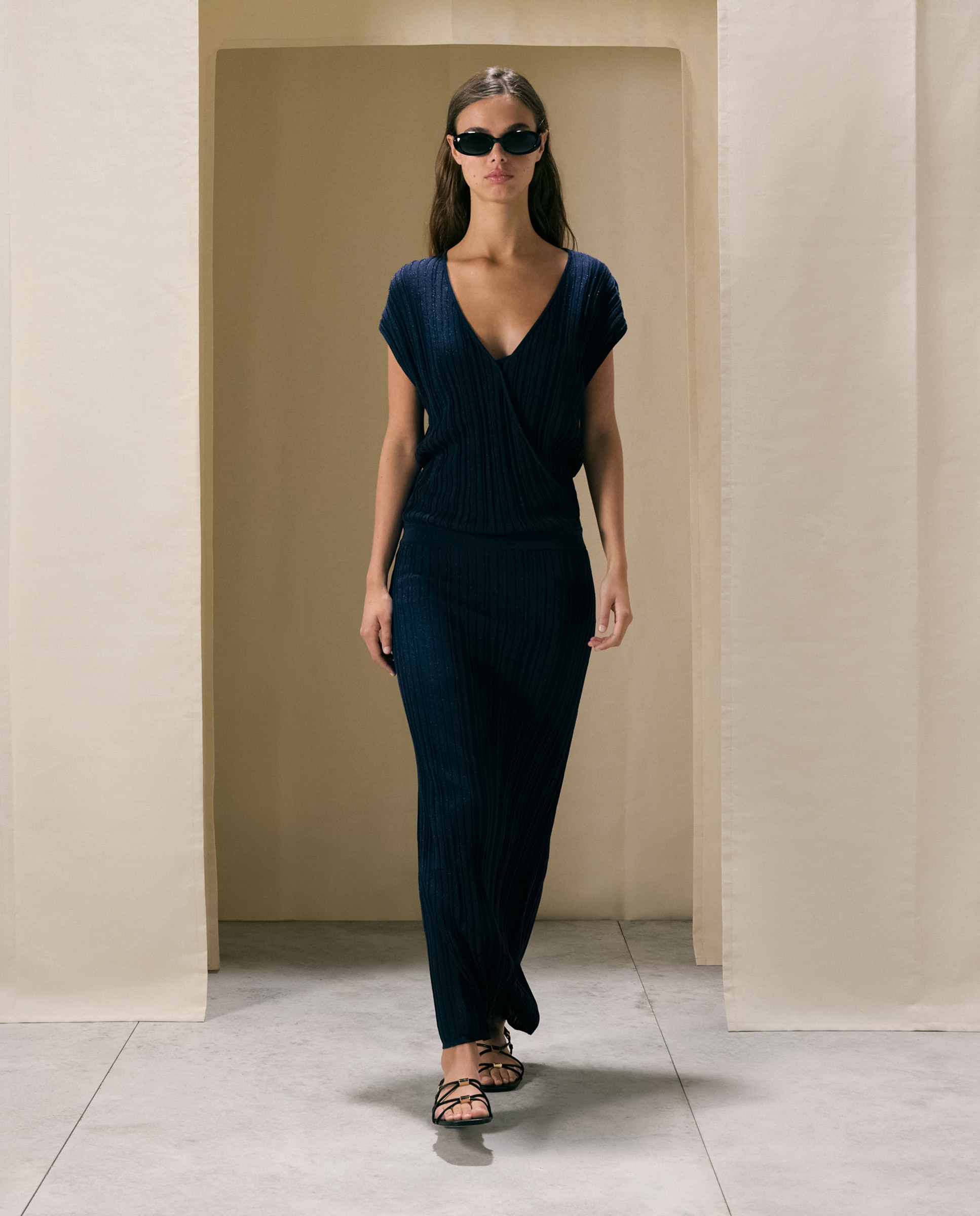 Vestido largo con plisado cruzado de punto lurex - Woman El Corte Inglés - Azul marino Azul marino-1
