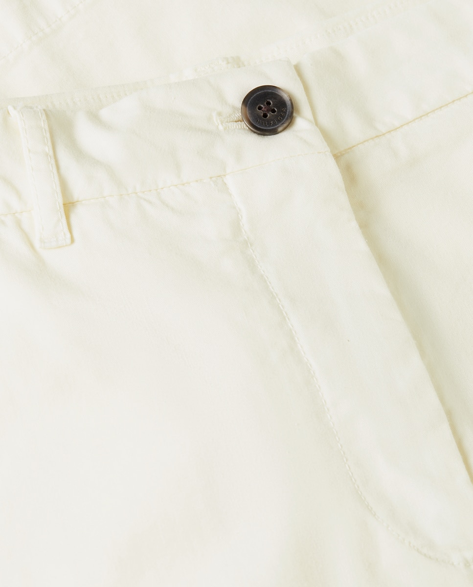 Bermudas Chino de Cintura Média e Corte Regular Cru-3