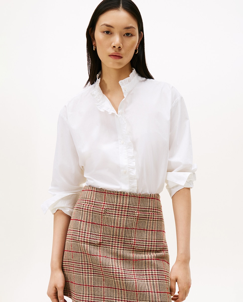 Camisa de Gola Alta e Detalhe de Folhos Branco-1