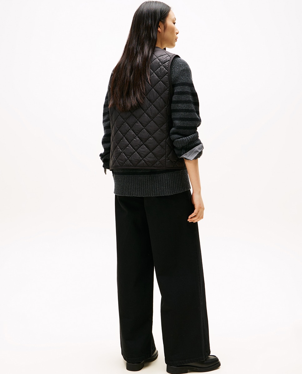 Colete Acolchoado com Decote Redondo Preto-2