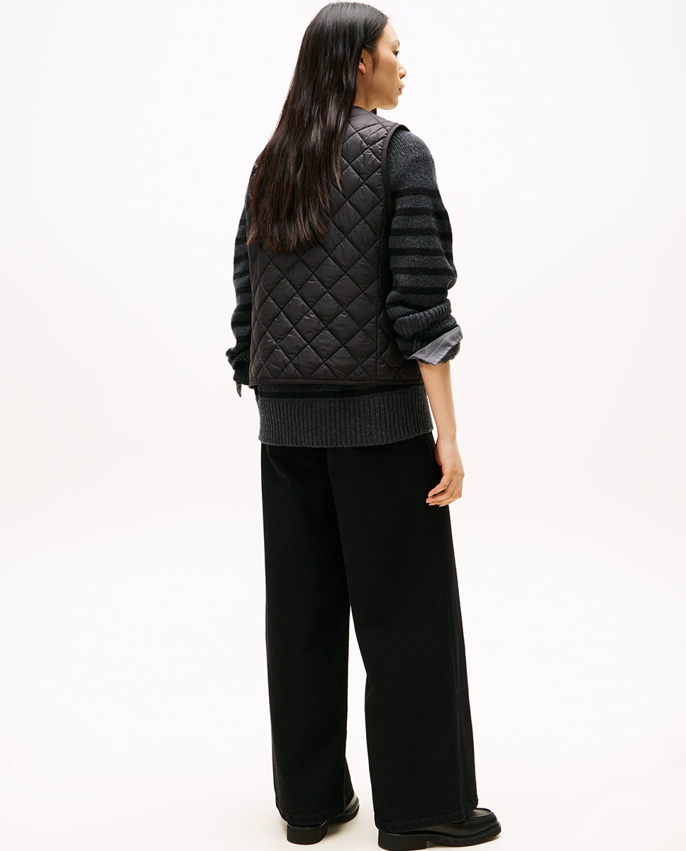 Colete Acolchoado com Decote Redondo Preto-2