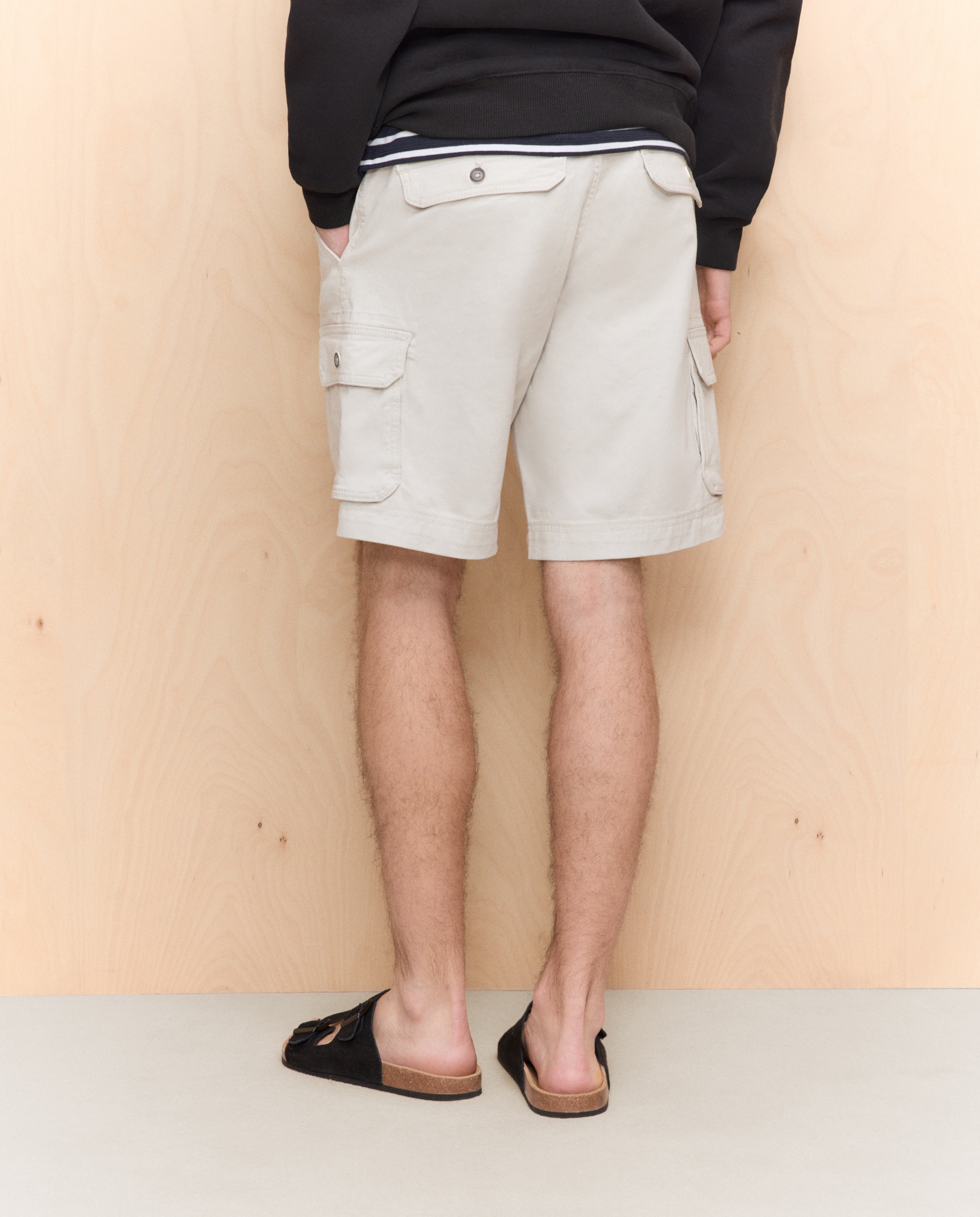 Bermudas Multibolsos em Algodão Stretch Gelo-3