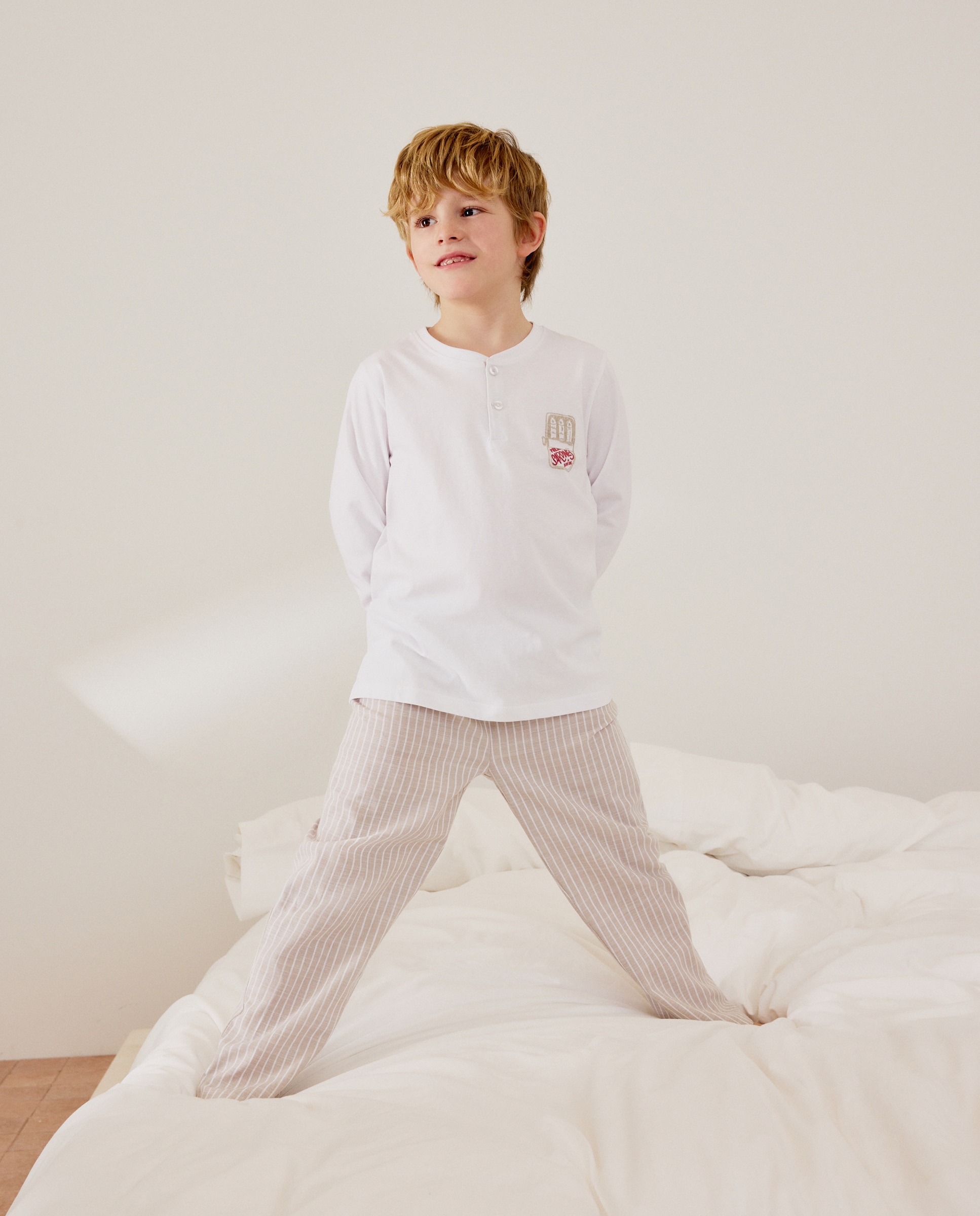 Imagem 0 de Pijama Misto com T-shirt de Gola Tipo Padeiro e Calças com Fantasia