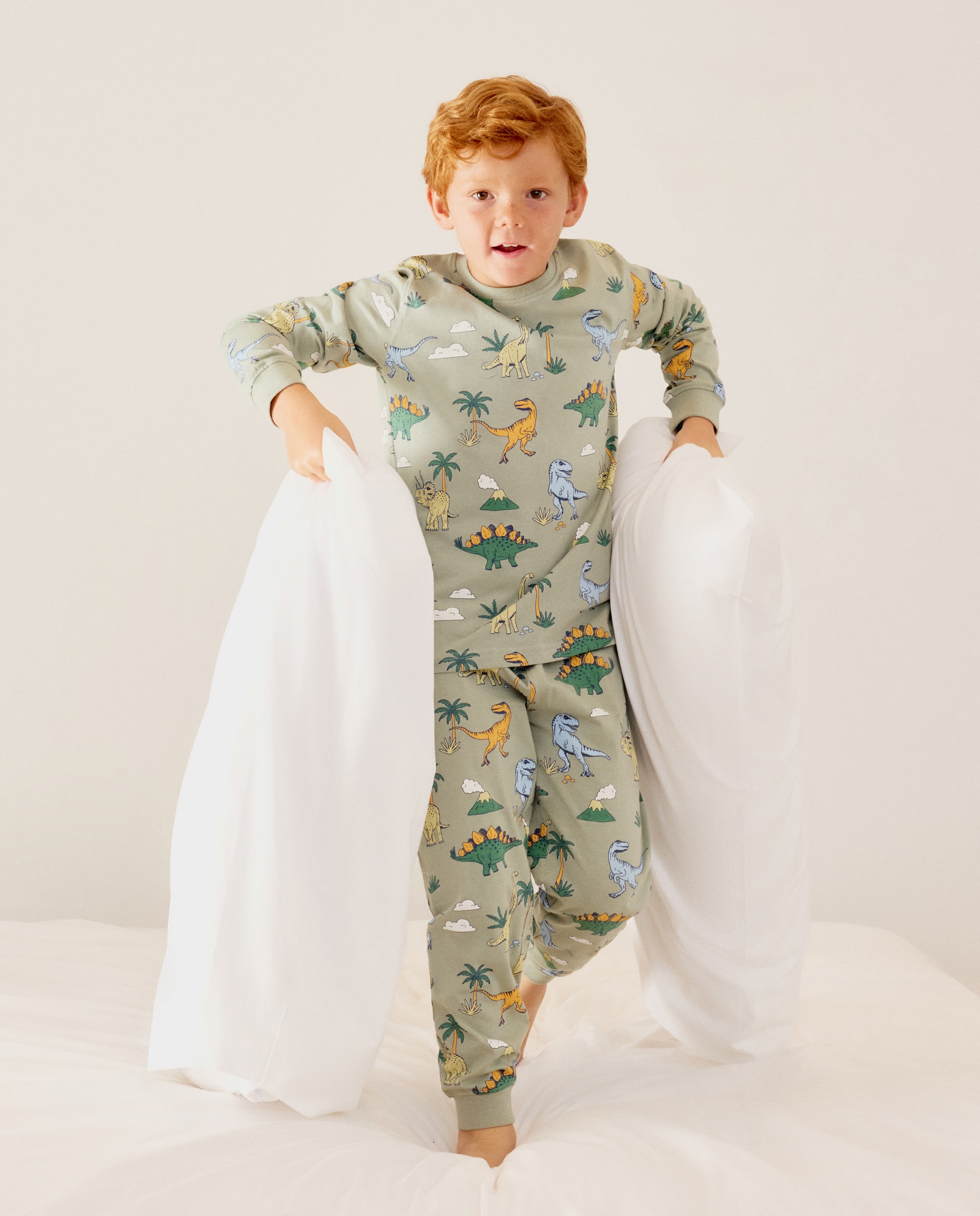 Imagem 0 de Pijama de Malha com Manga Comprida e Calças com Estampado de Fantasia - Multicolor