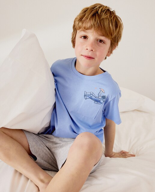 Pijama punto corto con bolsillo estampado delantero y en espalda de niño
