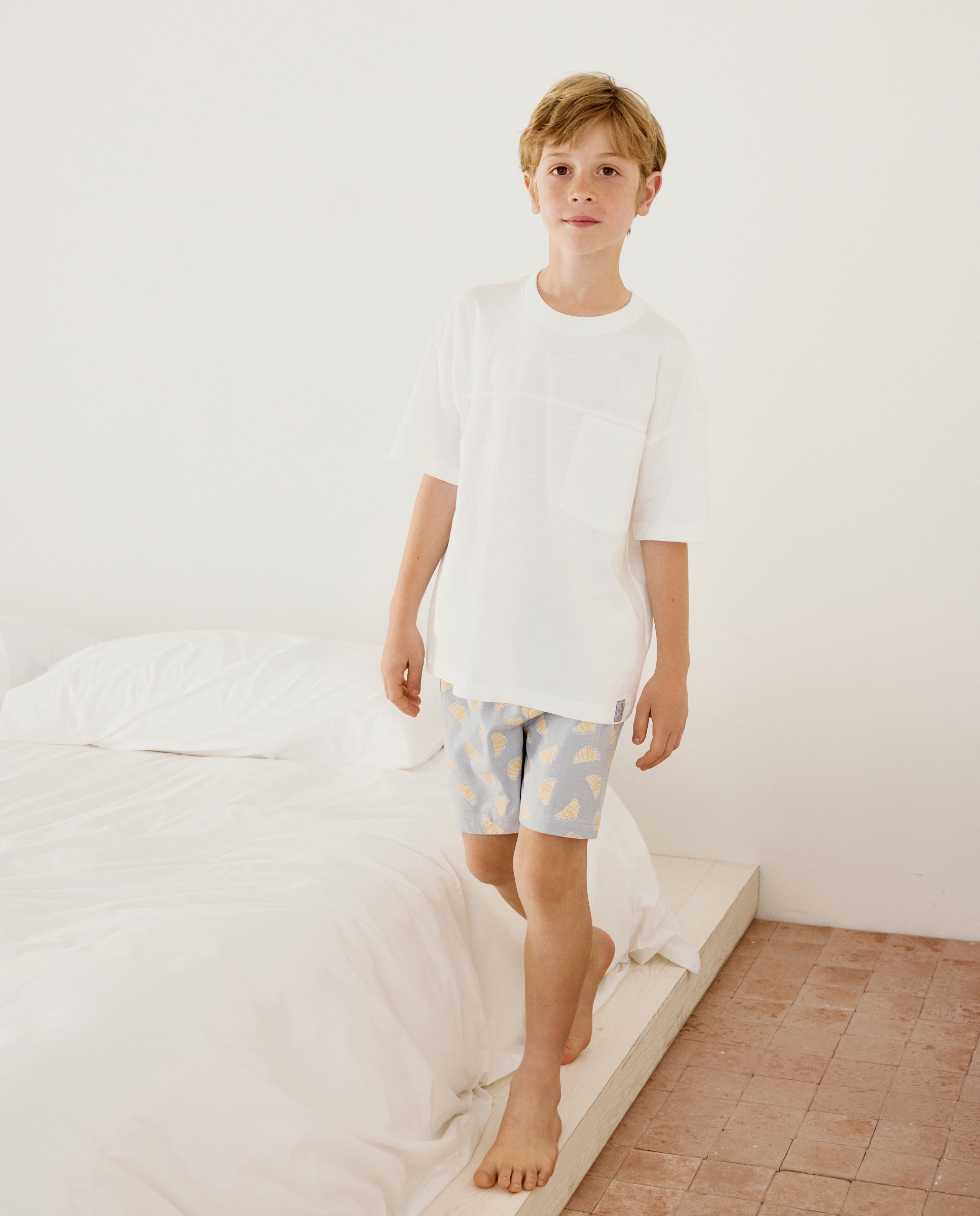 Camiseta cuello caja de niño manga corta y bolsillo - Cotton Juice - Blanco roto Blanco roto-2