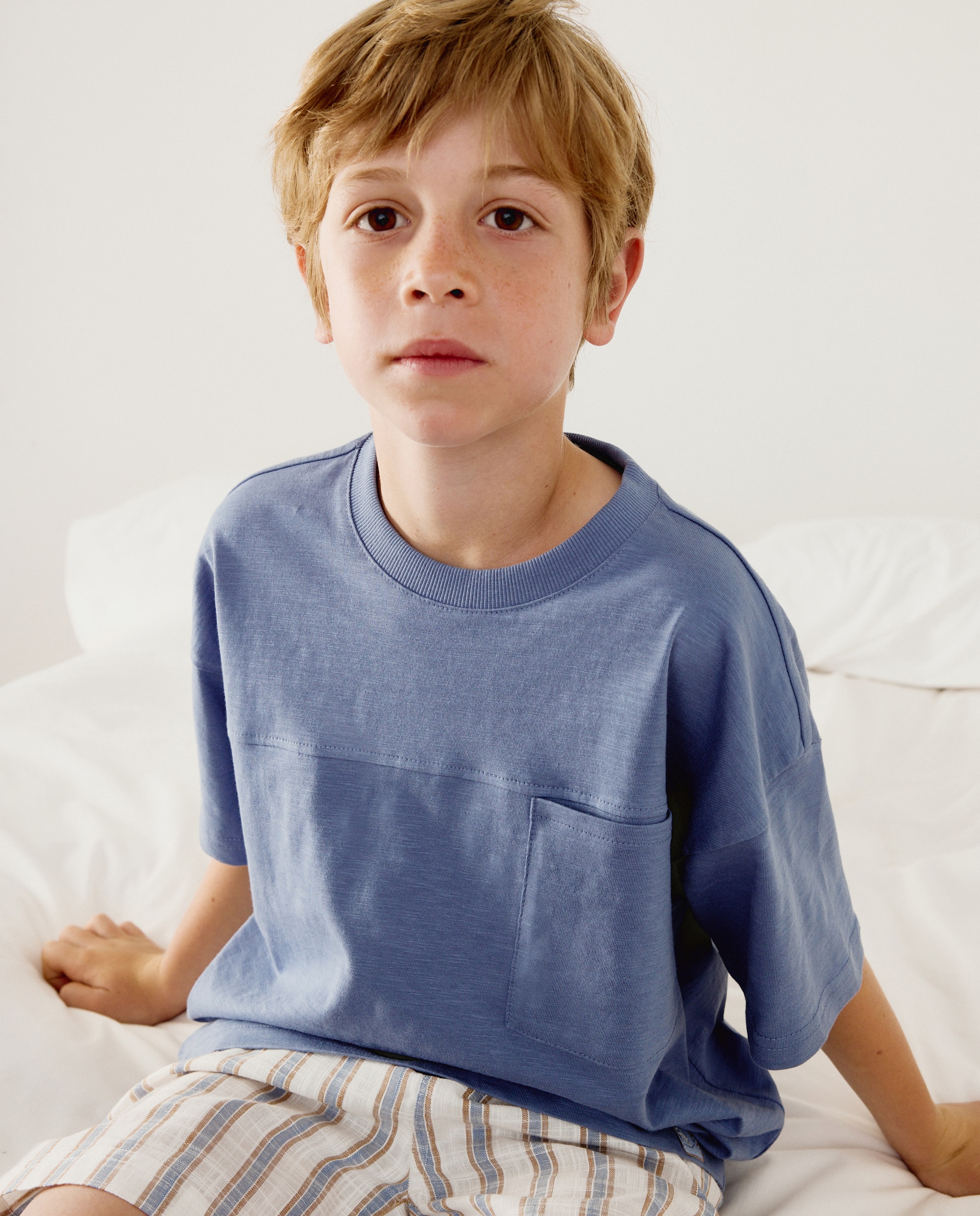 Imagen 0 de Camiseta cuello caja de niño manga corta y bolsillo 400 Azul
