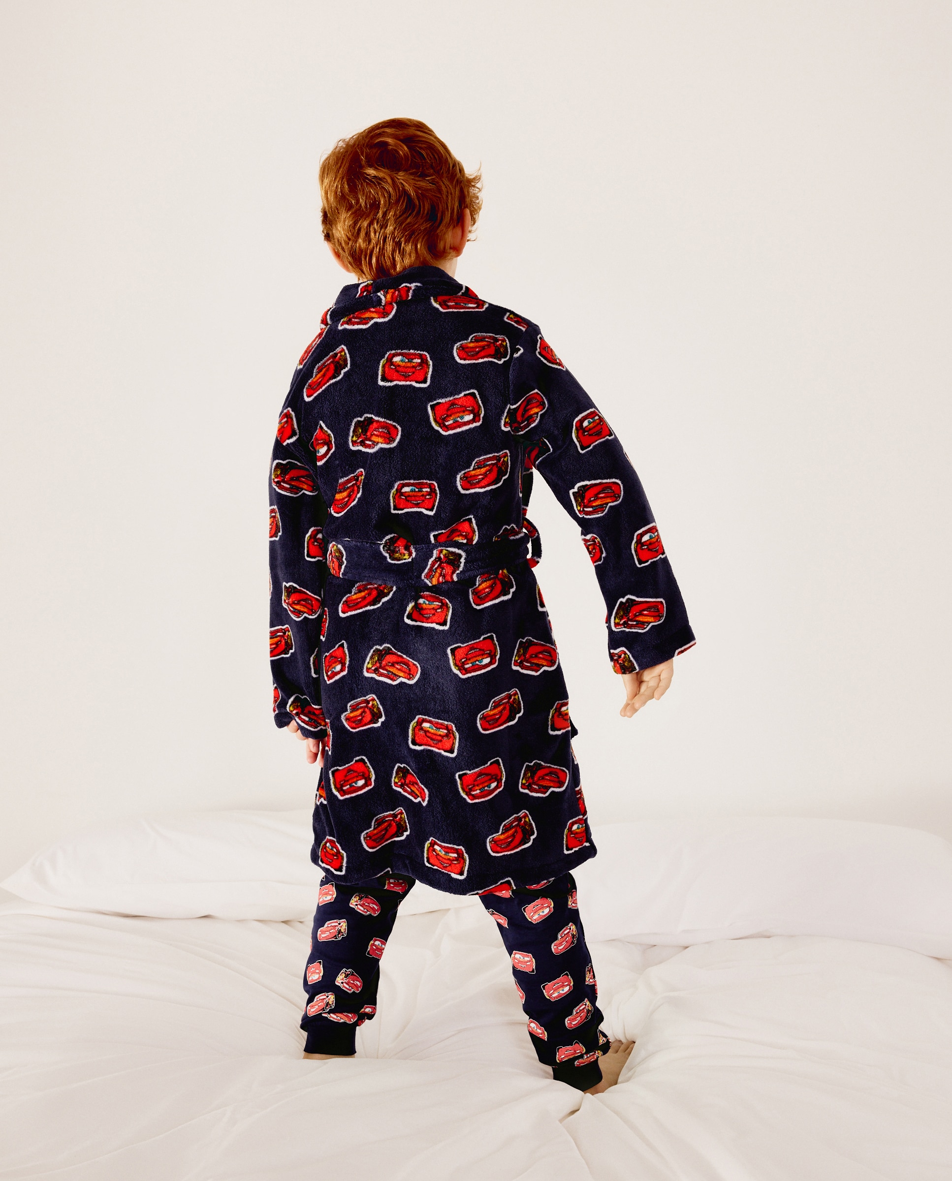 Bata de niño con estampado de Cars - Cotton Juice - Azul marino Azul marino-4