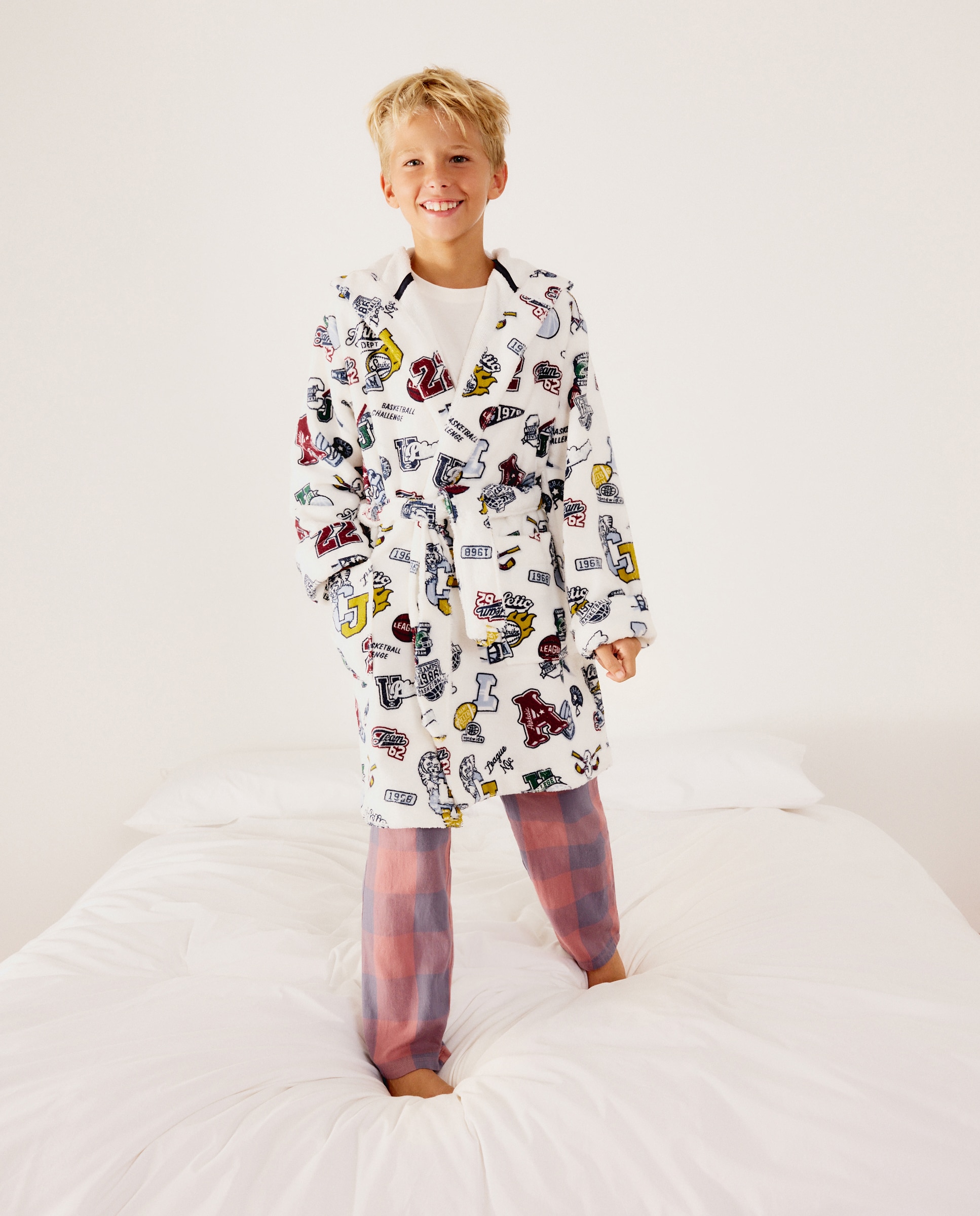 Imagen 0 de Albornoz con estampados fantasía de niño Blanco