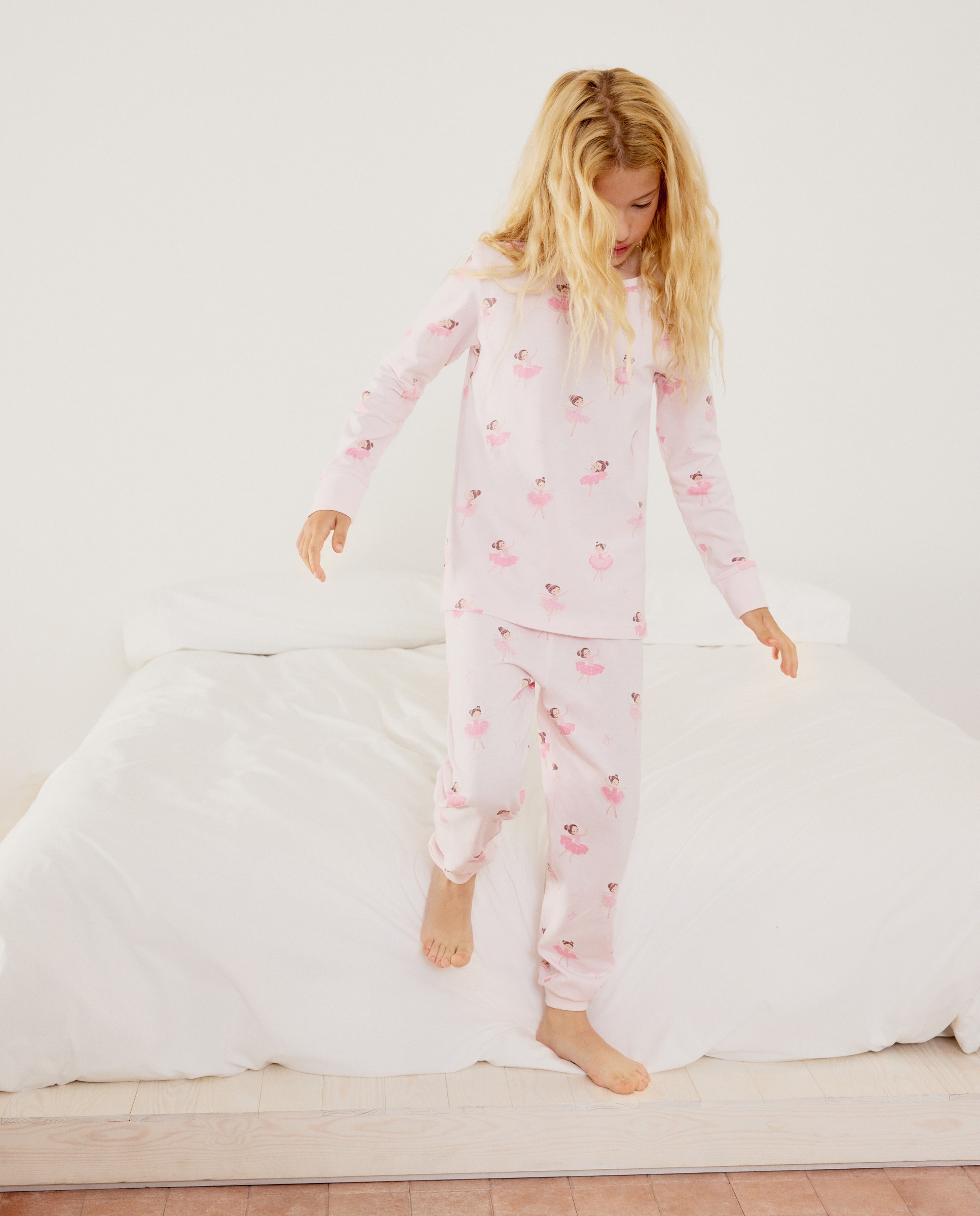 Imagem 0 de Pijama de Malha com Manga Comprida e Calças com Estampado de Fantasia