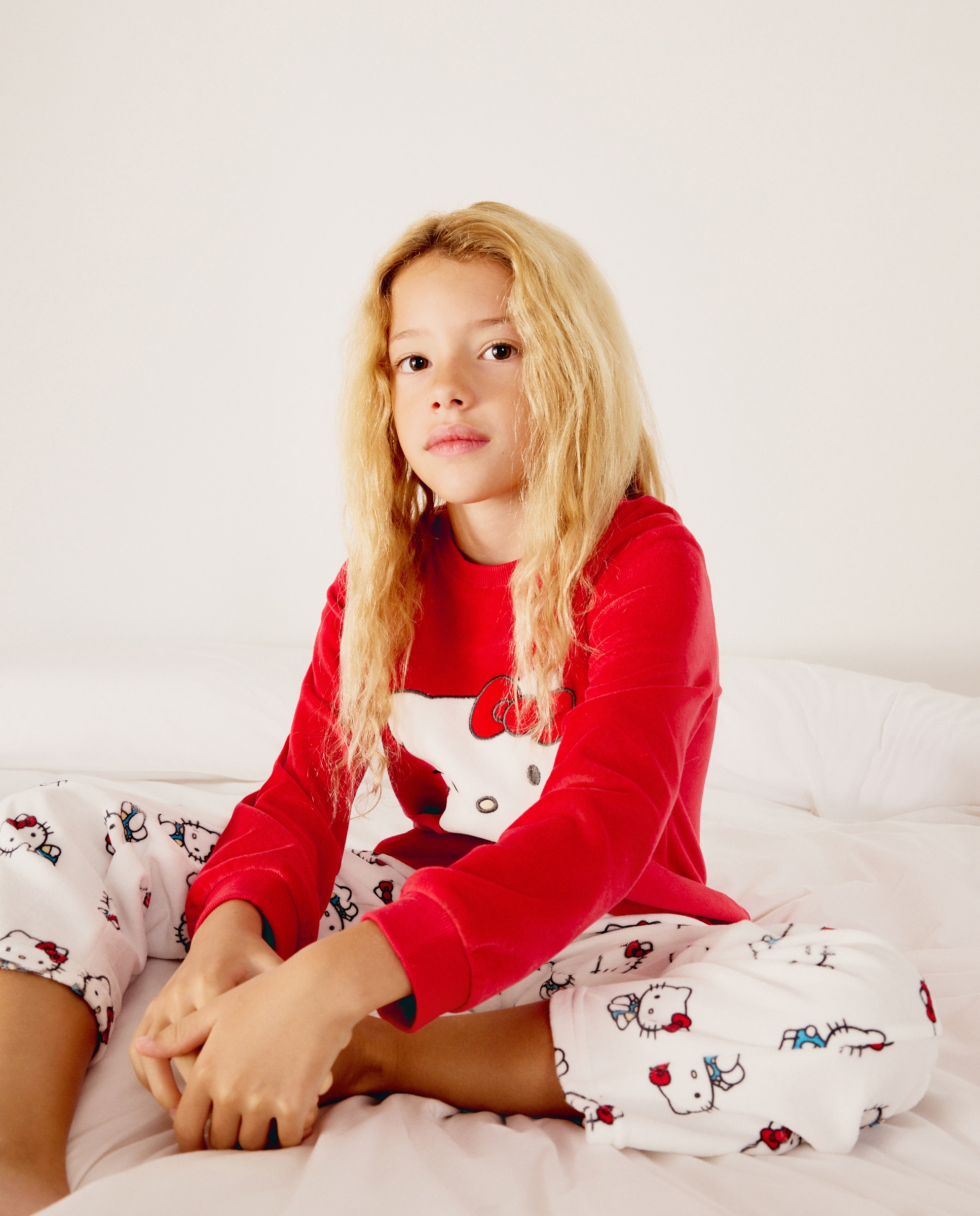 Imagen 1 de Pijama completo velour camiseta manga larga y pantalón largo fantasía HELLO KITTY de niña - Cotton Juice - Rojo Rojo