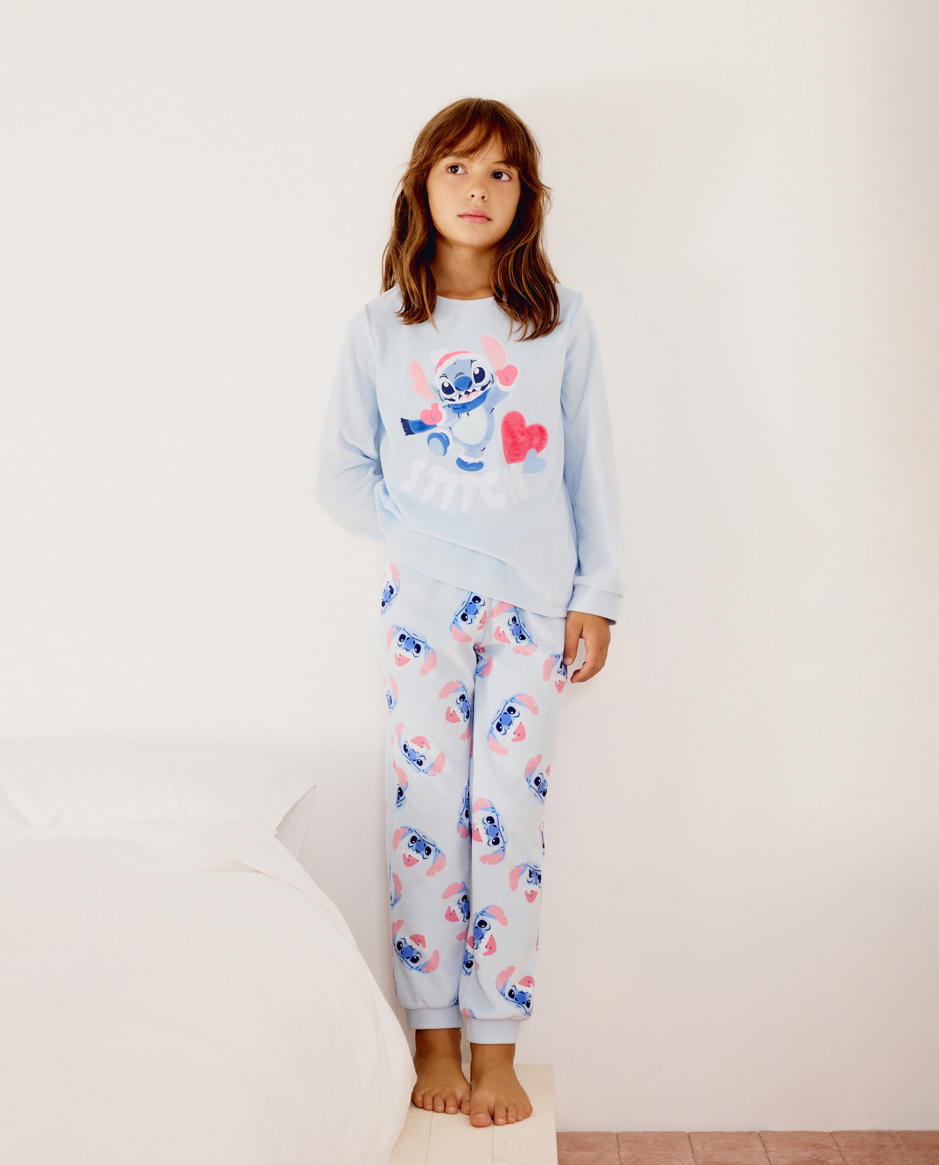Imagen 1 de Pijama completo velour camiseta manga larga y pantalón largo fantasía HELLO KITTY de niña Azul marino